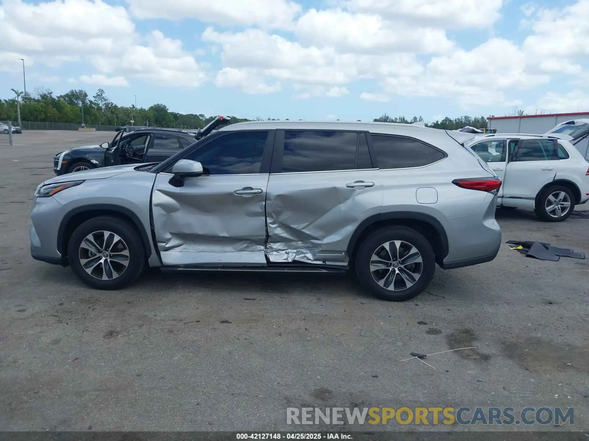 14 fotografías del automóvil dañado 5TDKDRAH9PS504169 TOYOTA HIGHLANDER 2023