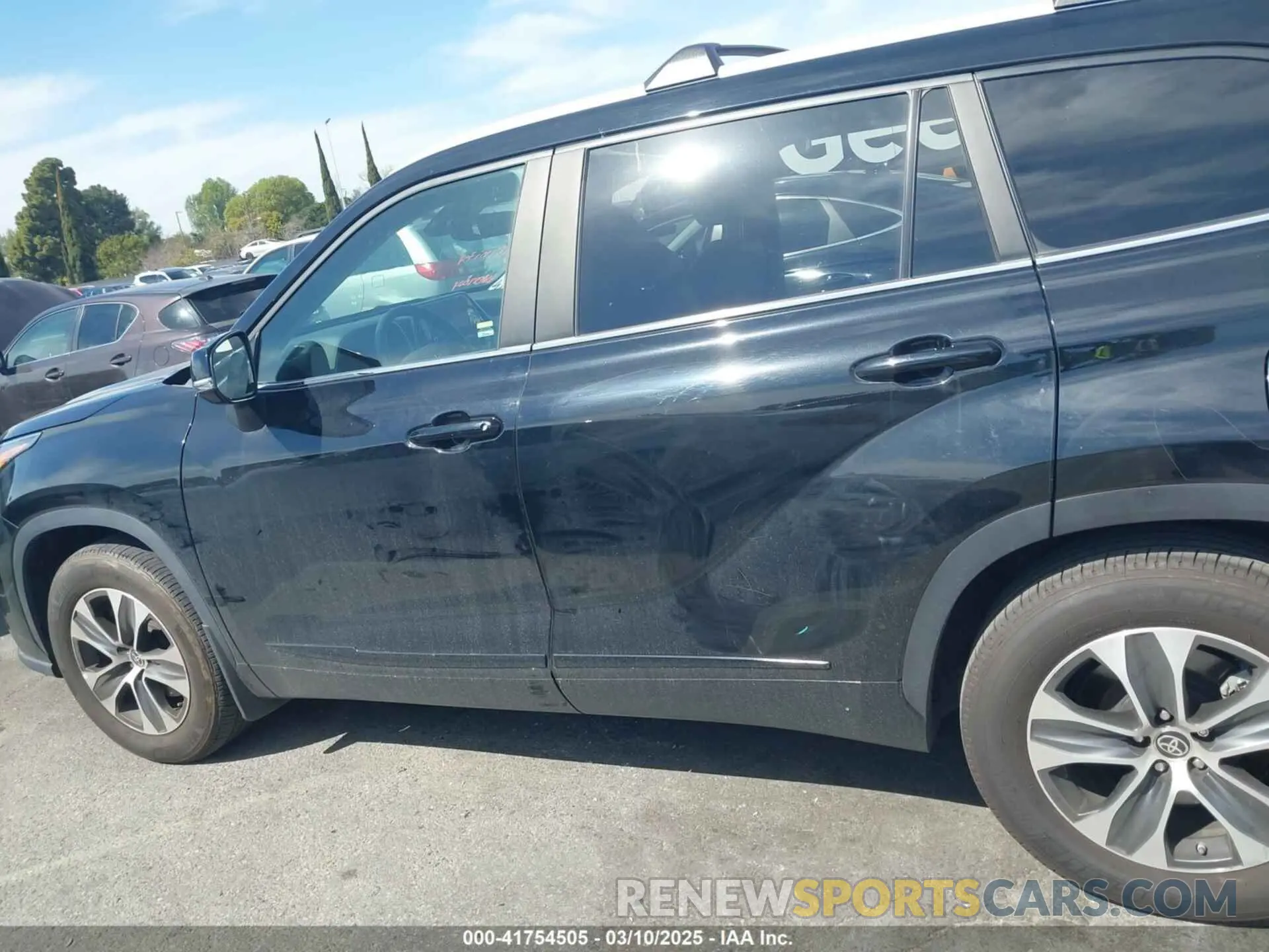 14 fotografías del automóvil dañado 5TDKDRAHXPS004411 TOYOTA HIGHLANDER 2023