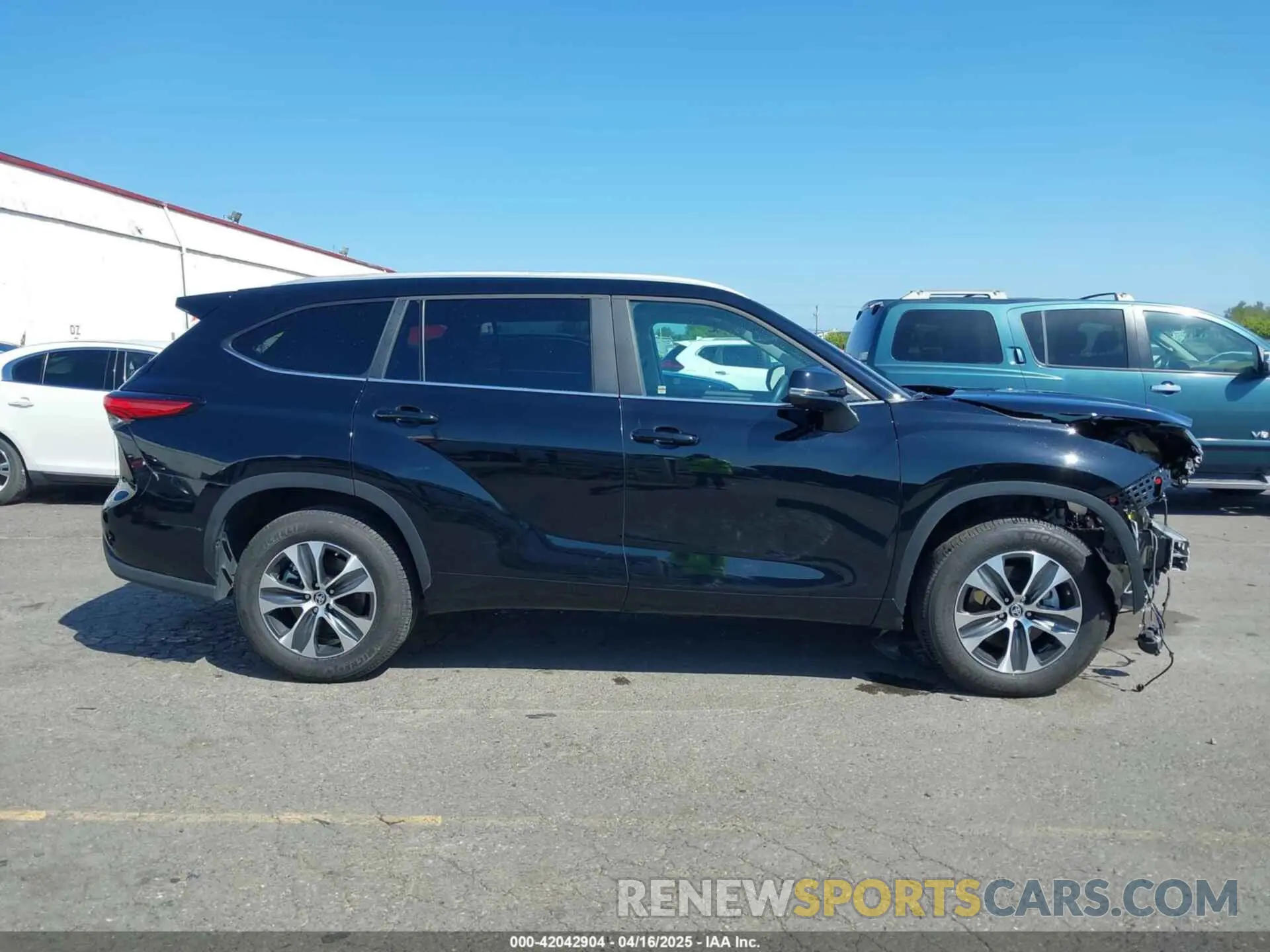 14 fotografías del automóvil dañado 5TDKDRAHXPS010127 TOYOTA HIGHLANDER 2023