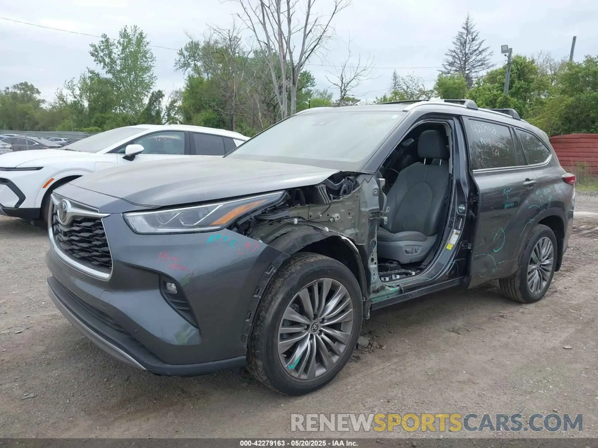 2 fotografías del automóvil dañado 5TDKDRBH4PS000921 TOYOTA HIGHLANDER 2023