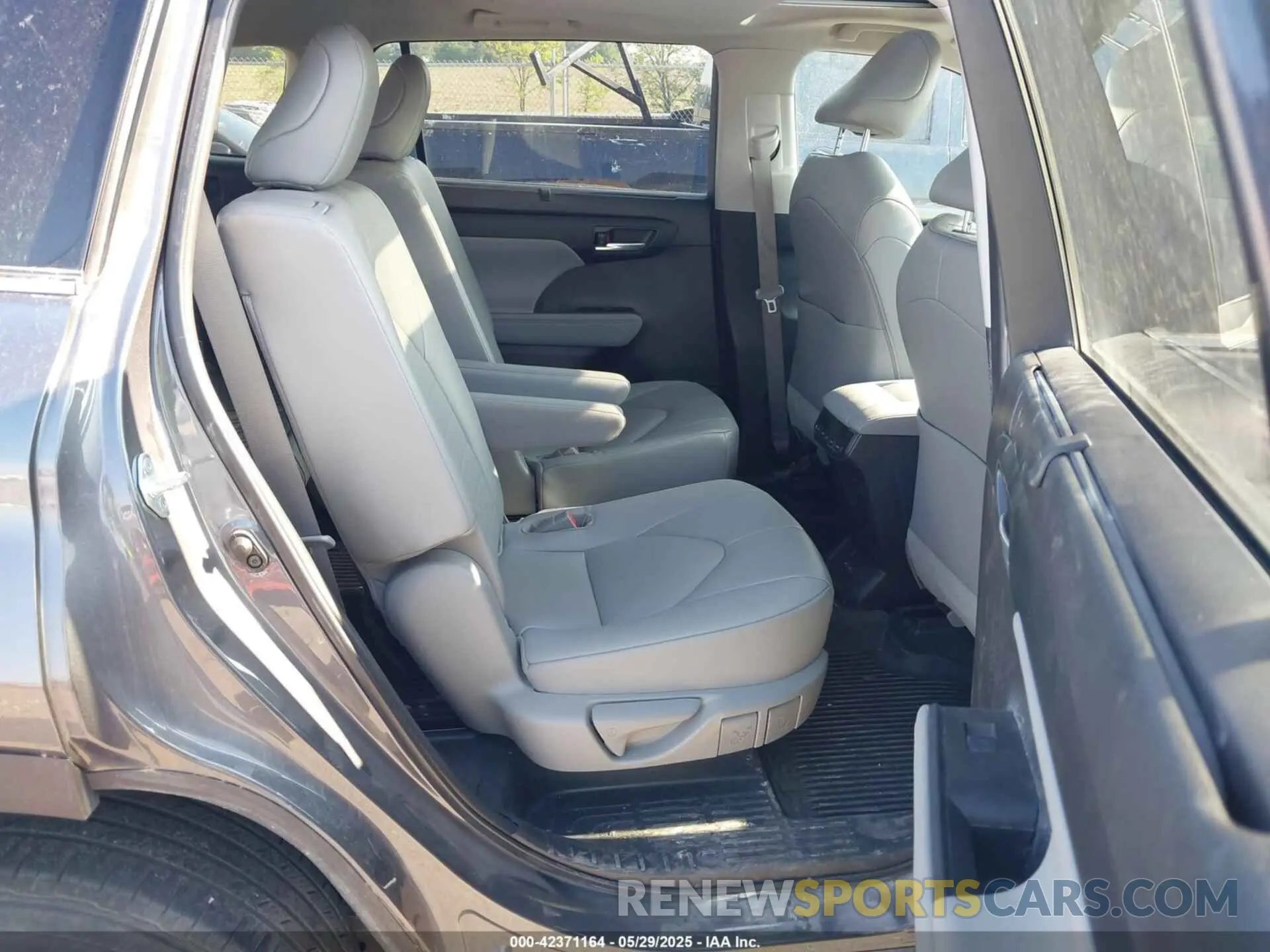 8 fotografías del automóvil dañado 5TDKDRBH9PS043442 TOYOTA HIGHLANDER 2023