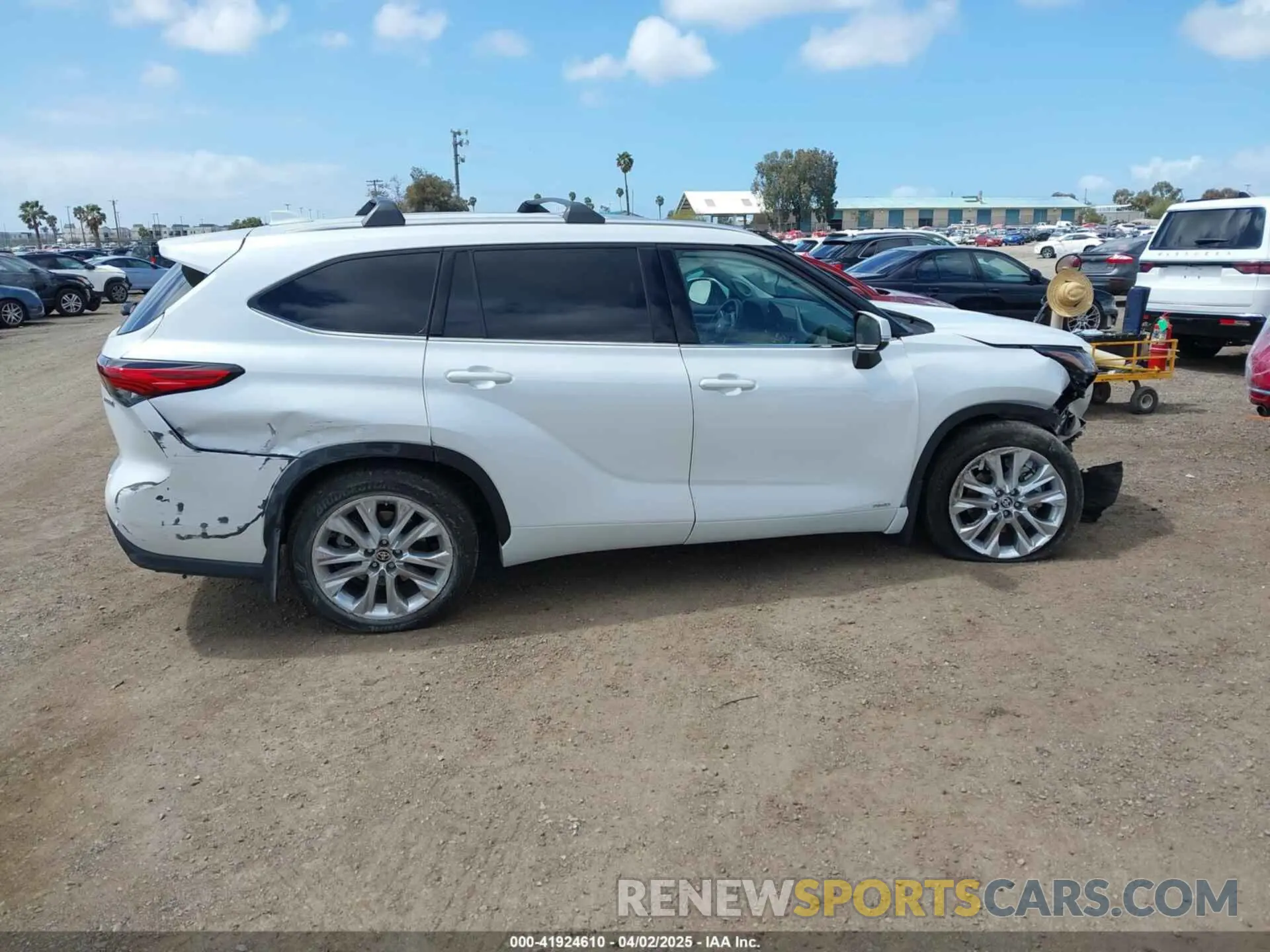 13 fotografías del automóvil dañado 5TDXBRCH8PS585948 TOYOTA HIGHLANDER 2023