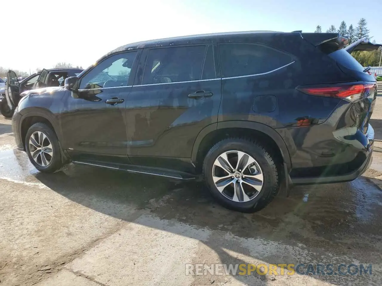 2 fotografías del automóvil dañado 5TDKBRCH2RS632792 TOYOTA HIGHLANDER 2024