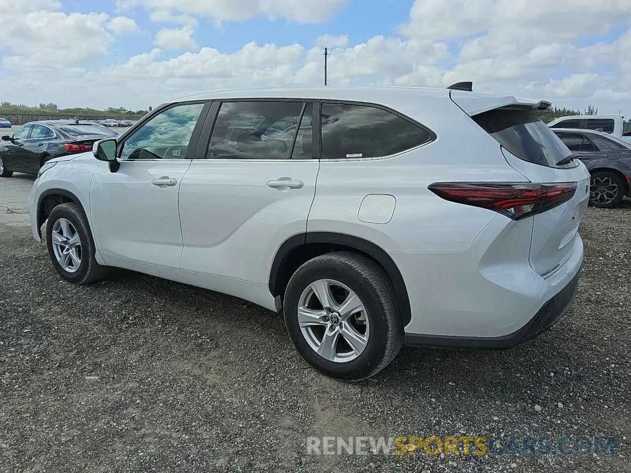 2 fotografías del automóvil dañado 5TDKDRAH2RS539218 TOYOTA HIGHLANDER 2024