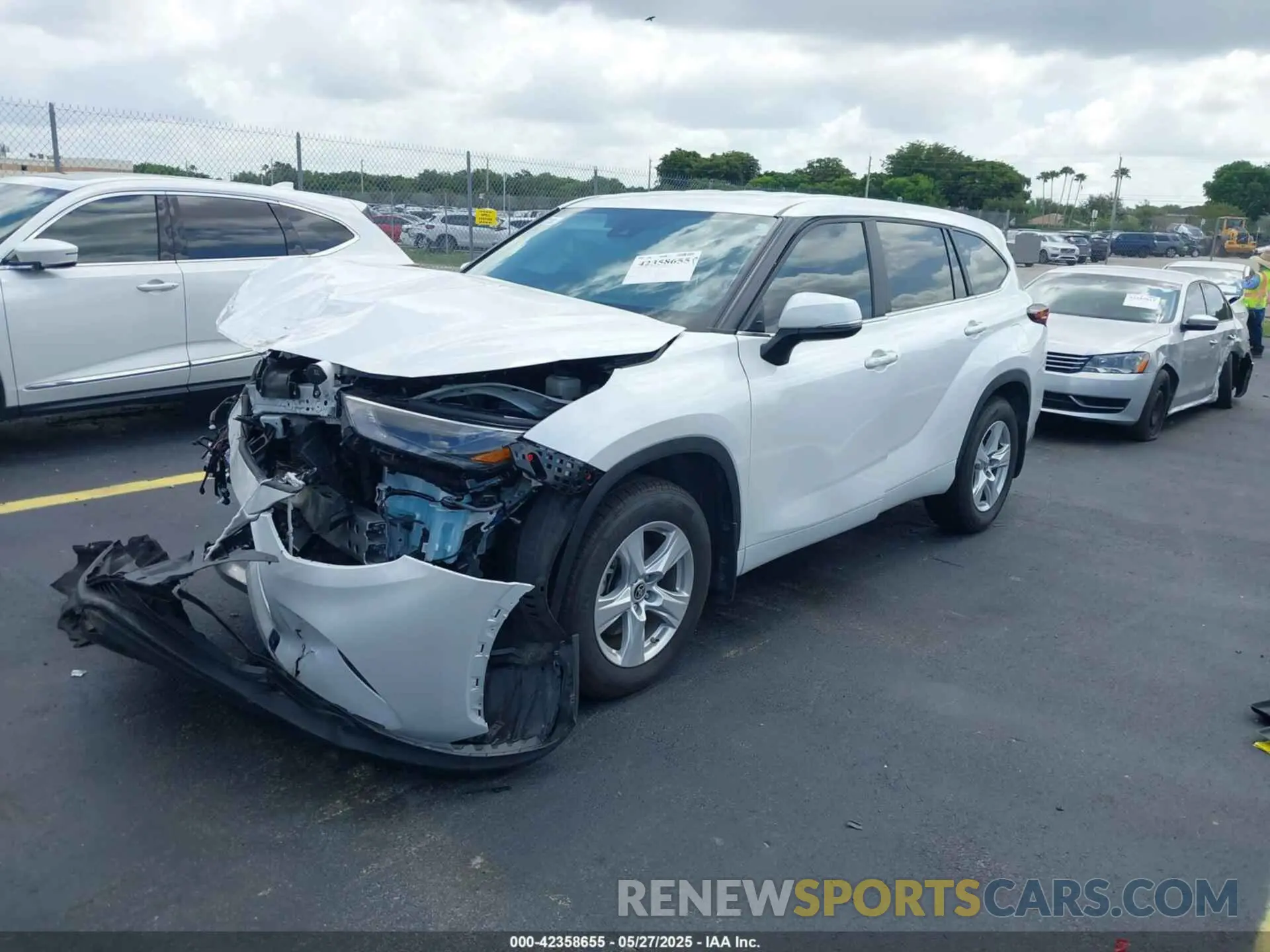 2 fotografías del automóvil dañado 5TDKDRAH9RS549597 TOYOTA HIGHLANDER 2024