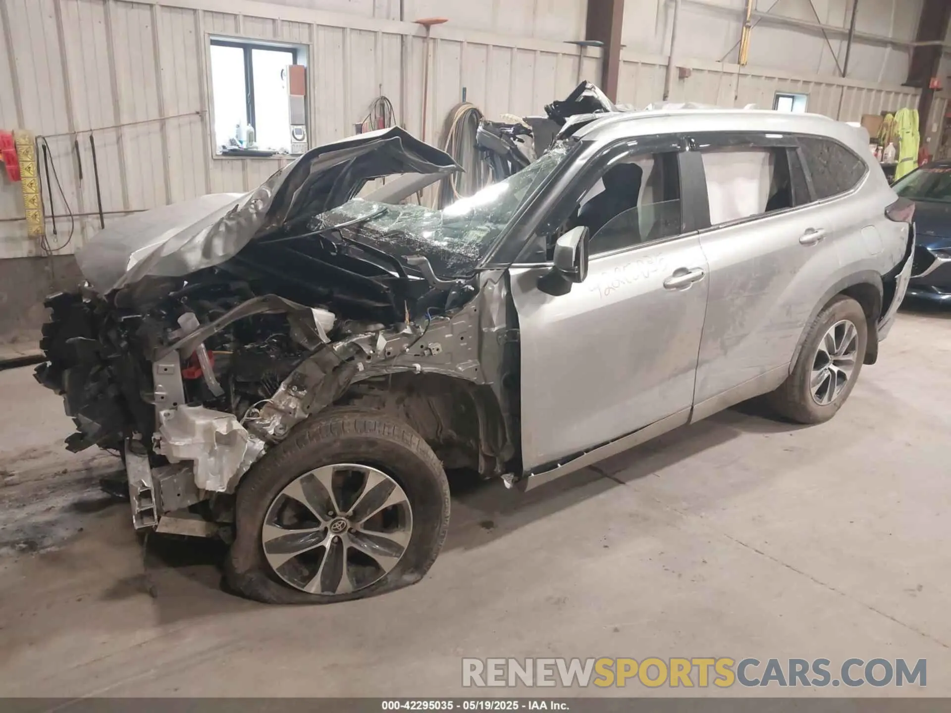 2 fotografías del automóvil dañado 5TDKDRBH9SS576156 TOYOTA HIGHLANDER 2025