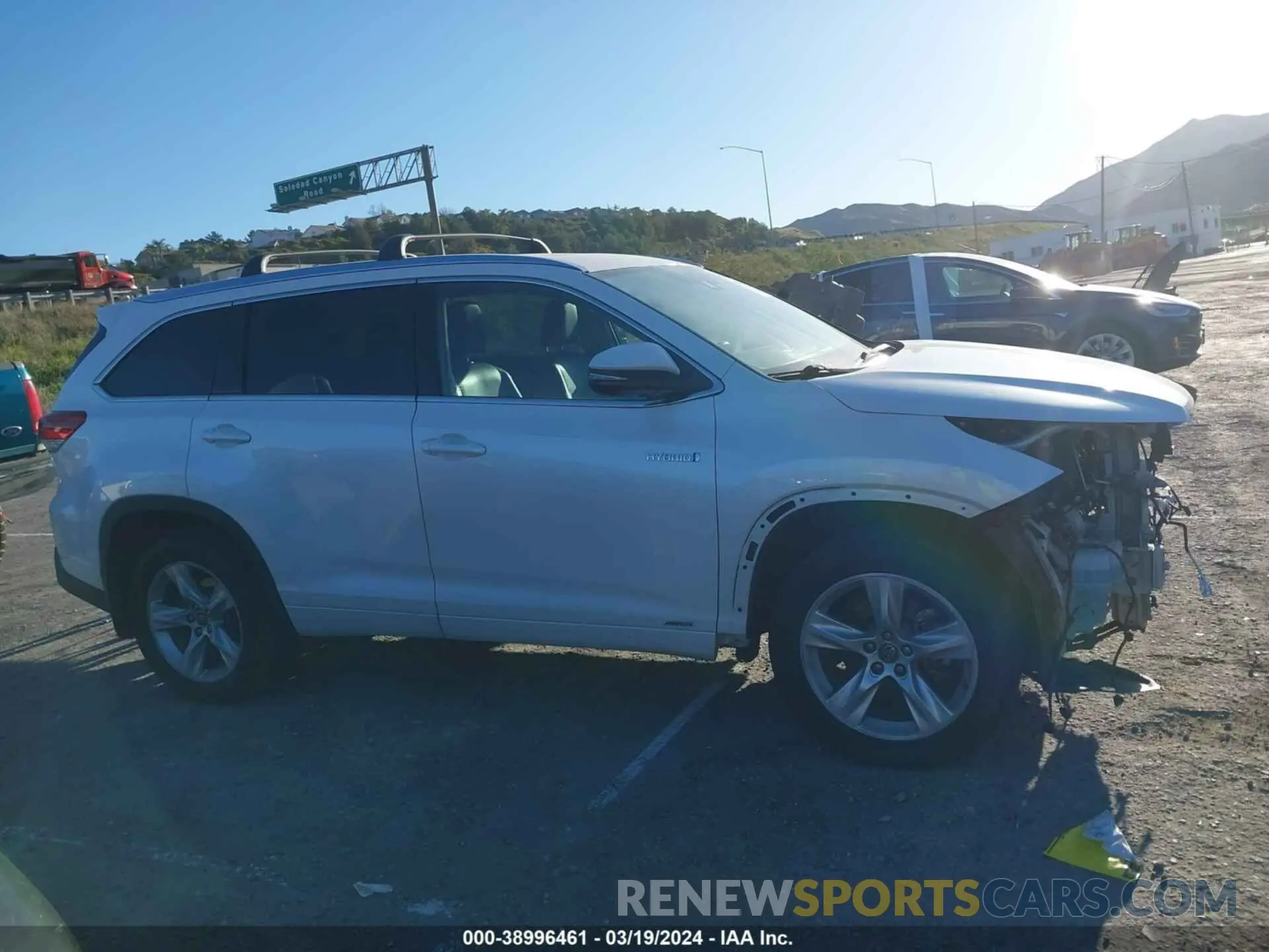 14 fotografías del automóvil dañado 5TDDGRFH0KS054896 TOYOTA HIGHLANDER HYBRID 2019