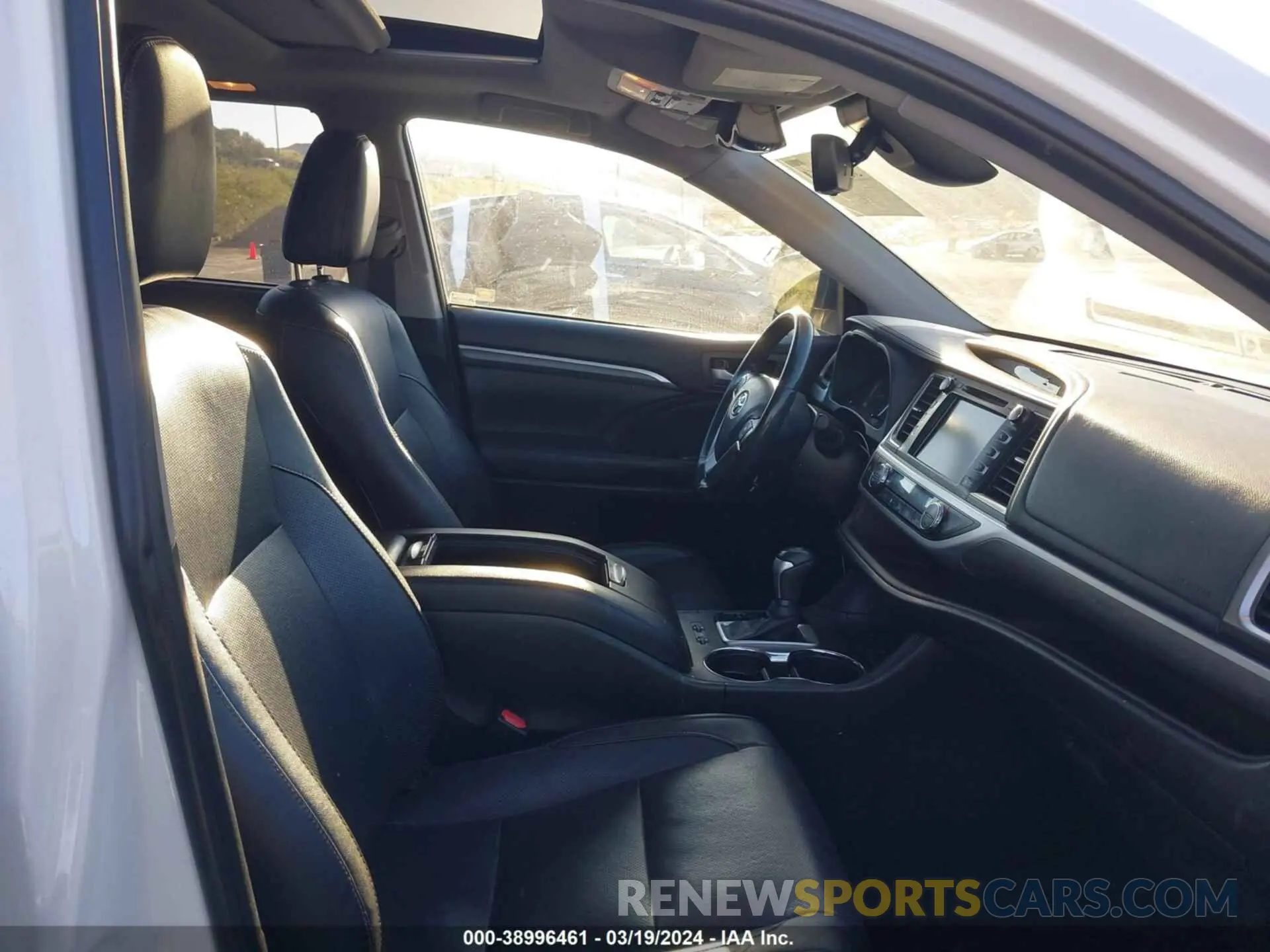 5 fotografías del automóvil dañado 5TDDGRFH0KS054896 TOYOTA HIGHLANDER HYBRID 2019