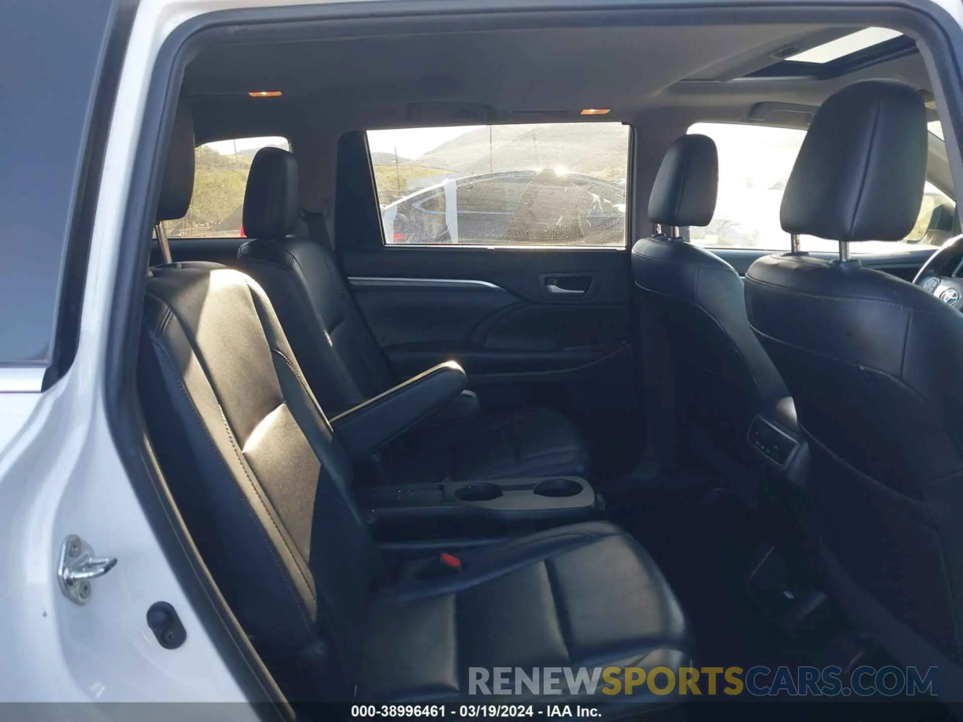8 fotografías del automóvil dañado 5TDDGRFH0KS054896 TOYOTA HIGHLANDER HYBRID 2019