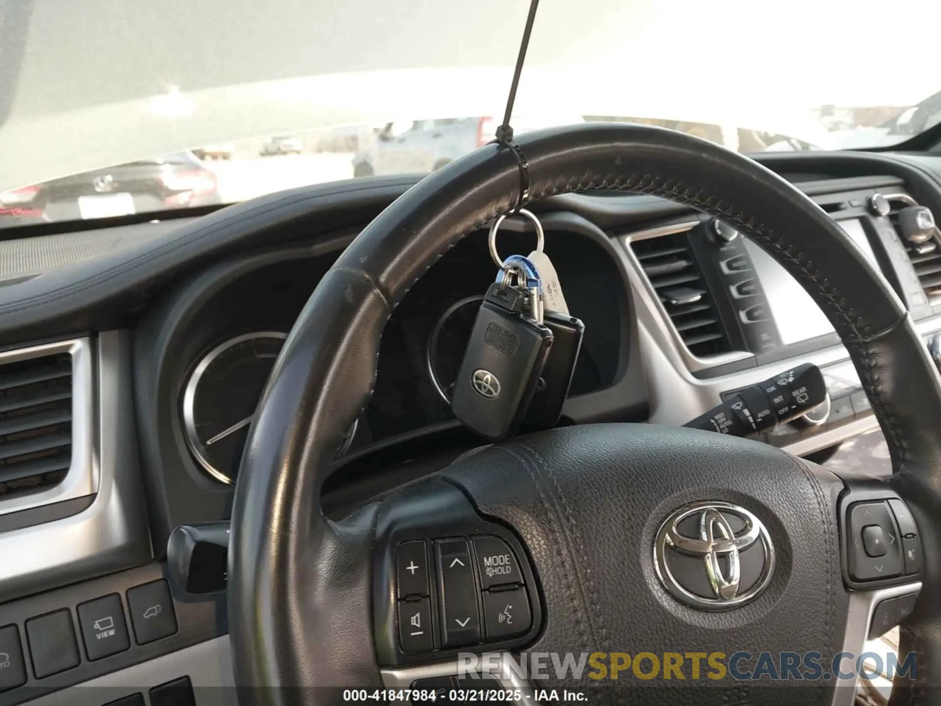 11 fotografías del automóvil dañado 5TDDGRFH1KS078527 TOYOTA HIGHLANDER HYBRID 2019