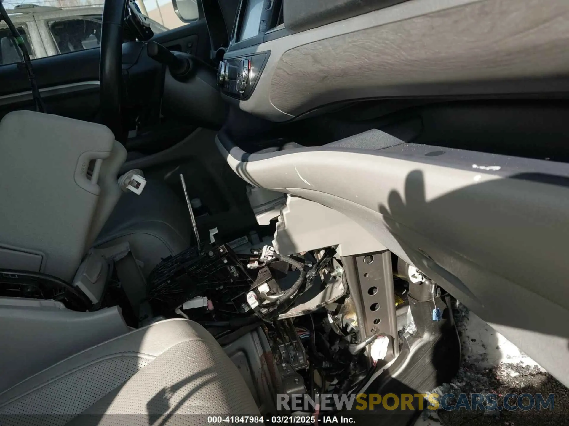 17 fotografías del automóvil dañado 5TDDGRFH1KS078527 TOYOTA HIGHLANDER HYBRID 2019