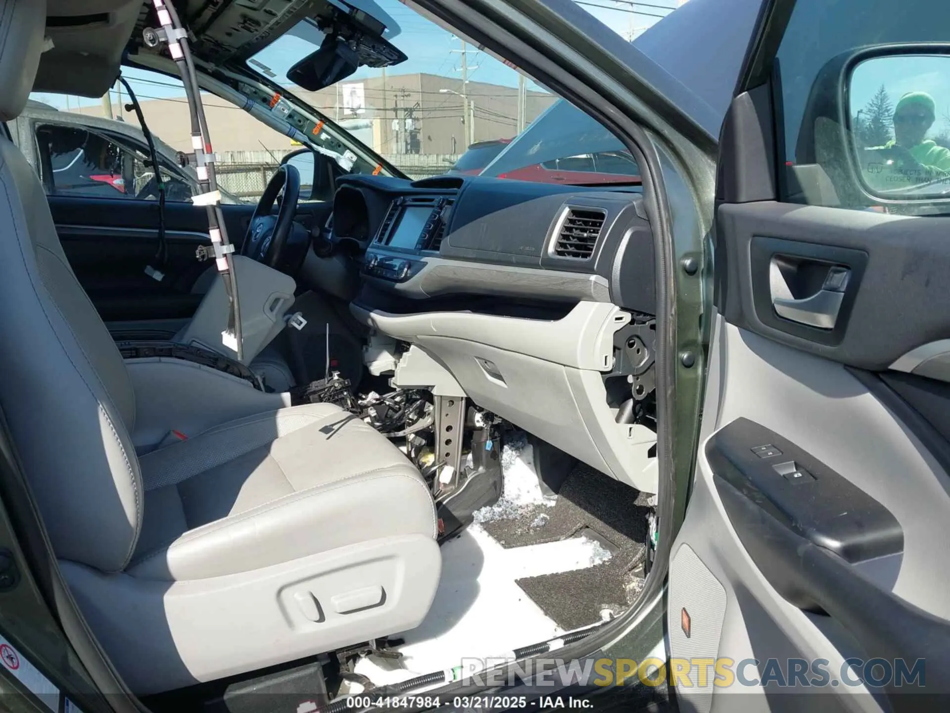 5 fotografías del automóvil dañado 5TDDGRFH1KS078527 TOYOTA HIGHLANDER HYBRID 2019