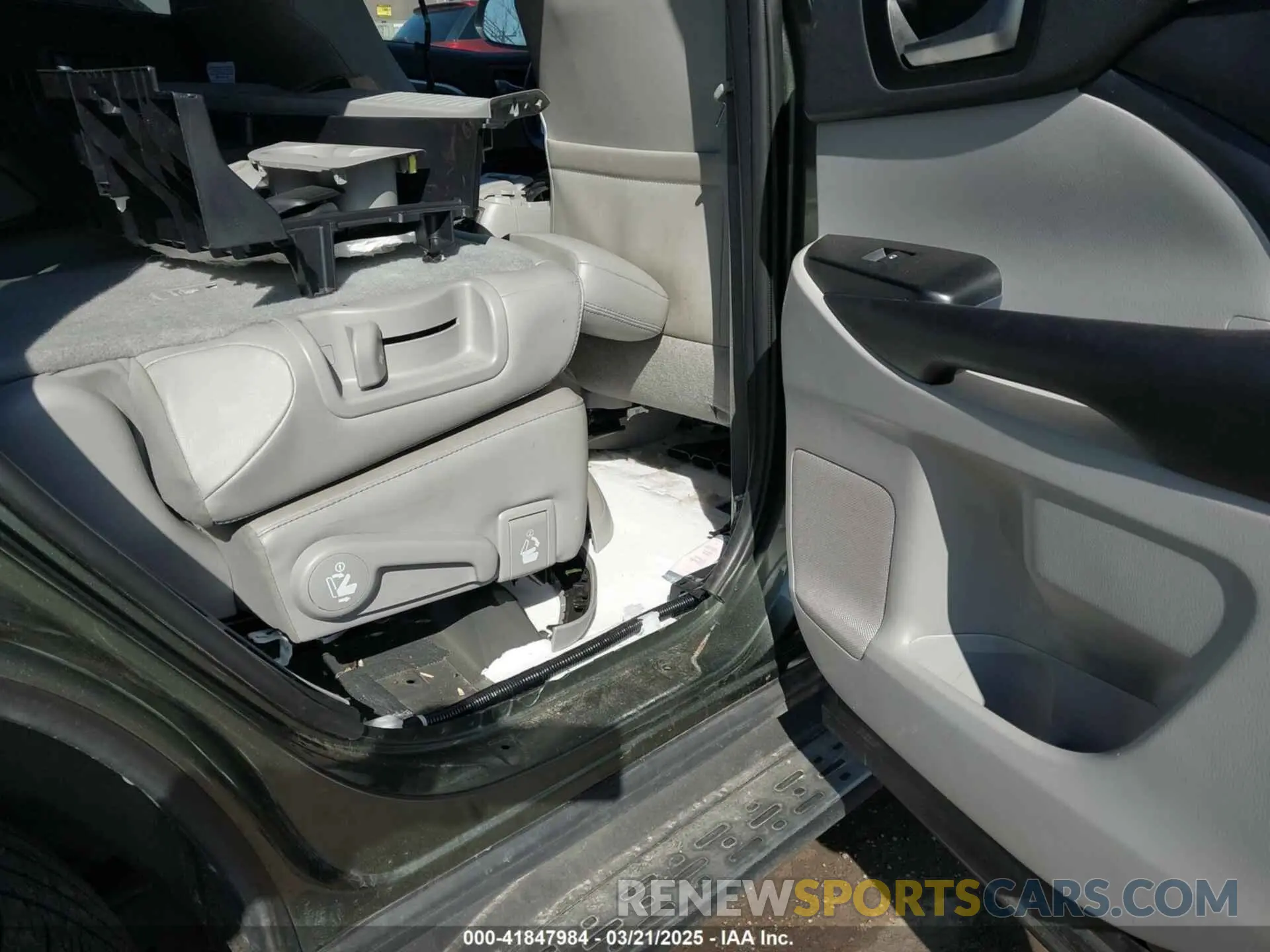 8 fotografías del automóvil dañado 5TDDGRFH1KS078527 TOYOTA HIGHLANDER HYBRID 2019