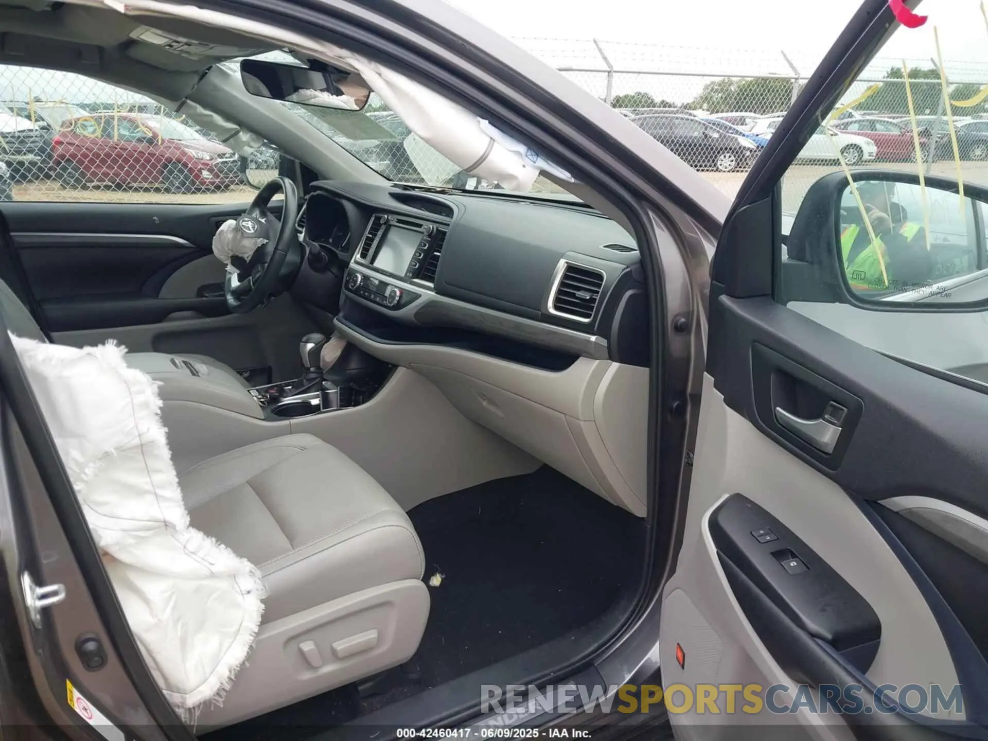 5 fotografías del automóvil dañado 5TDDGRFH4KS072964 TOYOTA HIGHLANDER HYBRID 2019
