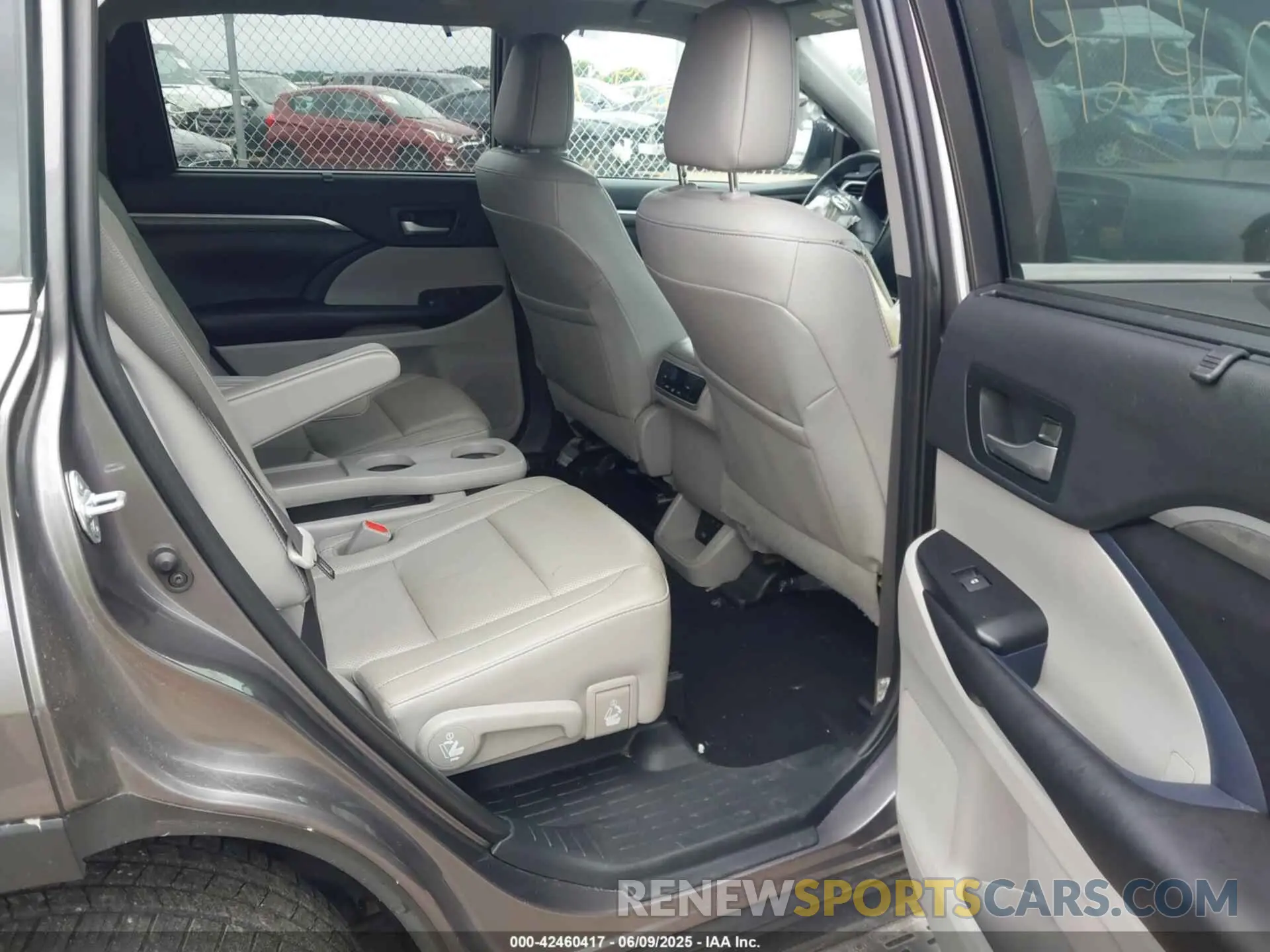 8 fotografías del automóvil dañado 5TDDGRFH4KS072964 TOYOTA HIGHLANDER HYBRID 2019