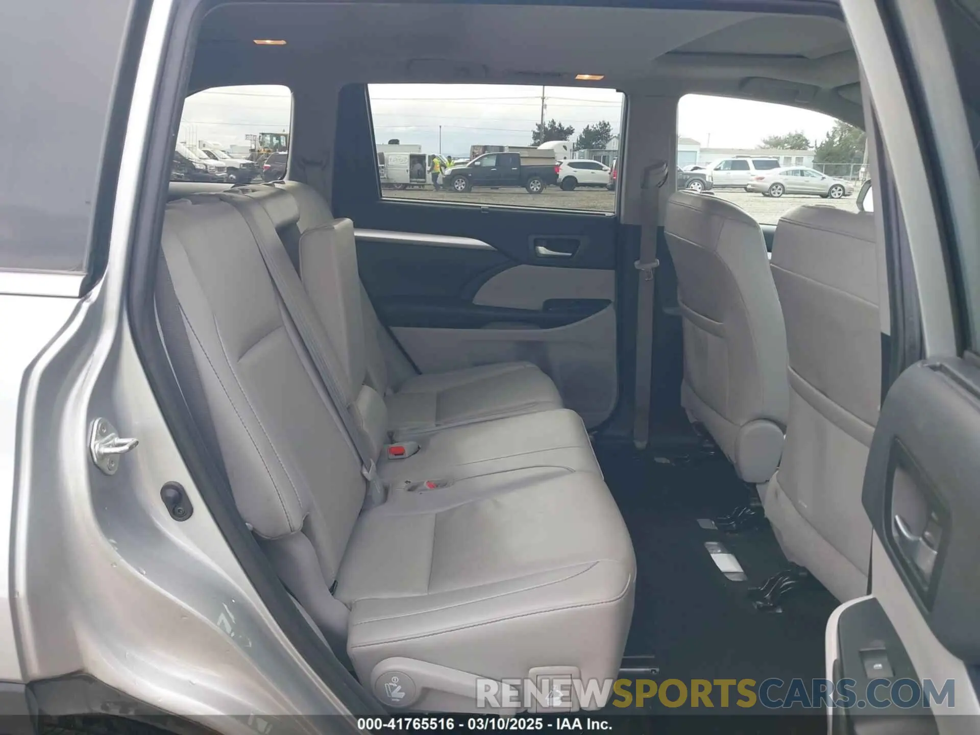8 fotografías del automóvil dañado 5TDJGRFH1KS055686 TOYOTA HIGHLANDER HYBRID 2019