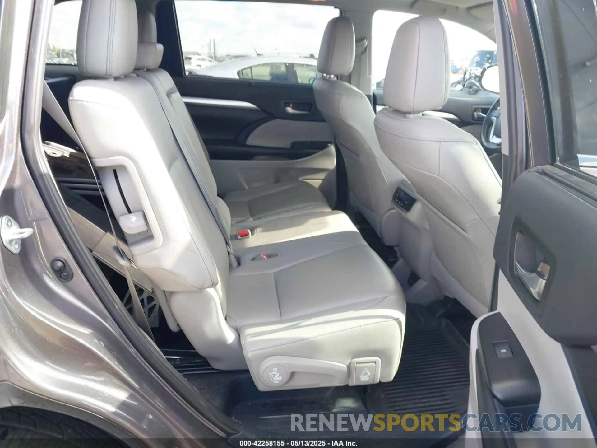 8 fotografías del automóvil dañado 5TDJGRFH6KS078946 TOYOTA HIGHLANDER HYBRID 2019