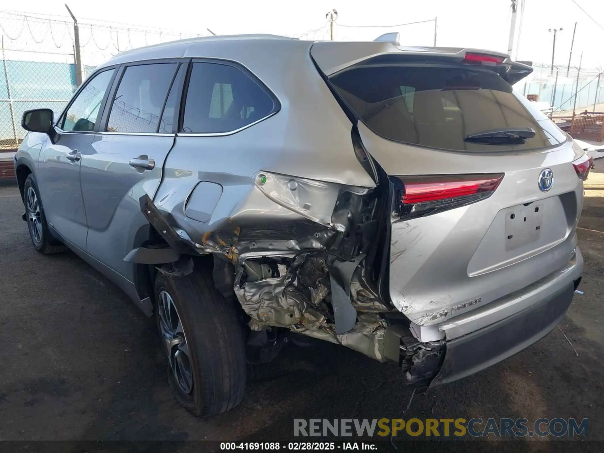 3 fotografías del automóvil dañado 5TDKBRCH3RS143382 TOYOTA HIGHLANDER HYBRID 2024