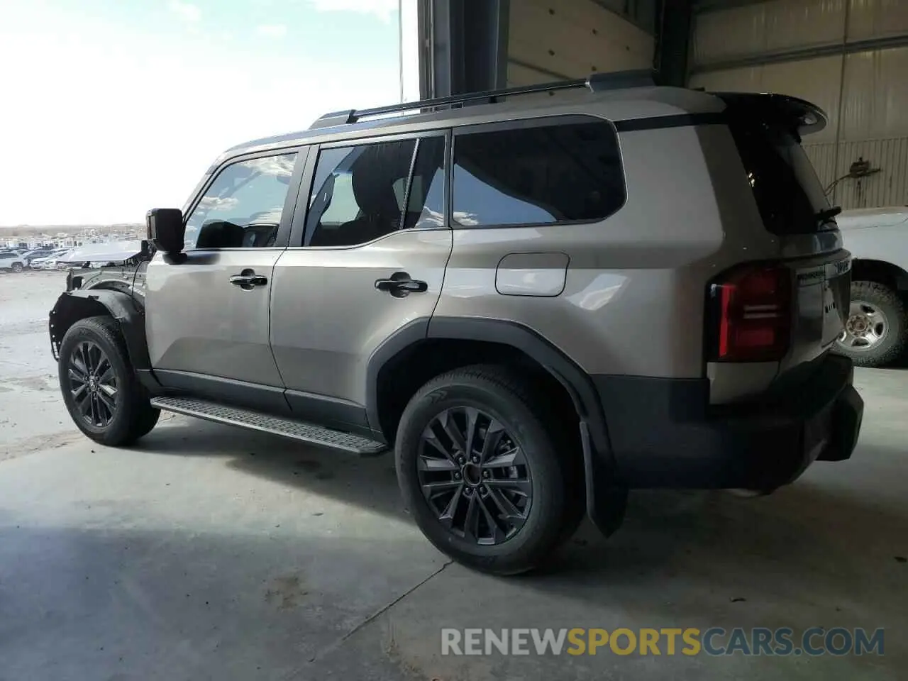 2 fotografías del automóvil dañado JTEABFAJ5R5001827 TOYOTA LAND CRUIS 2024