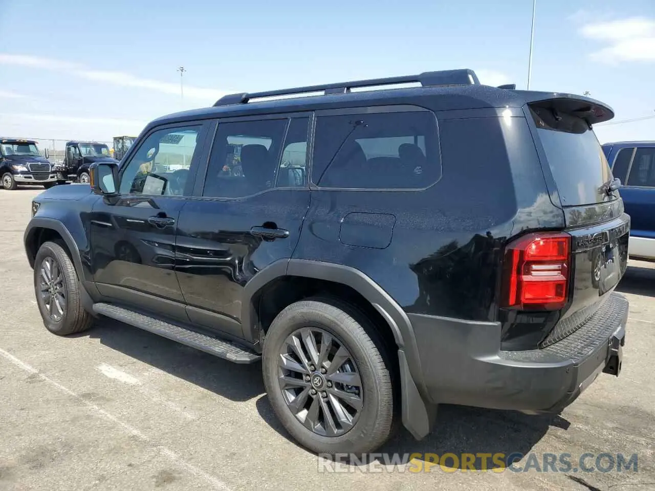 2 fotografías del automóvil dañado JTEABFAJ7S5015752 TOYOTA LAND CRUIS 2025