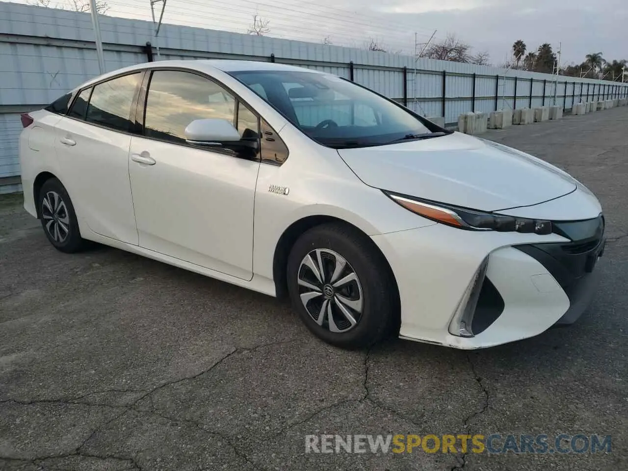 4 fotografías del automóvil dañado JTDKARFP0K3105458 TOYOTA PRIUS 2019