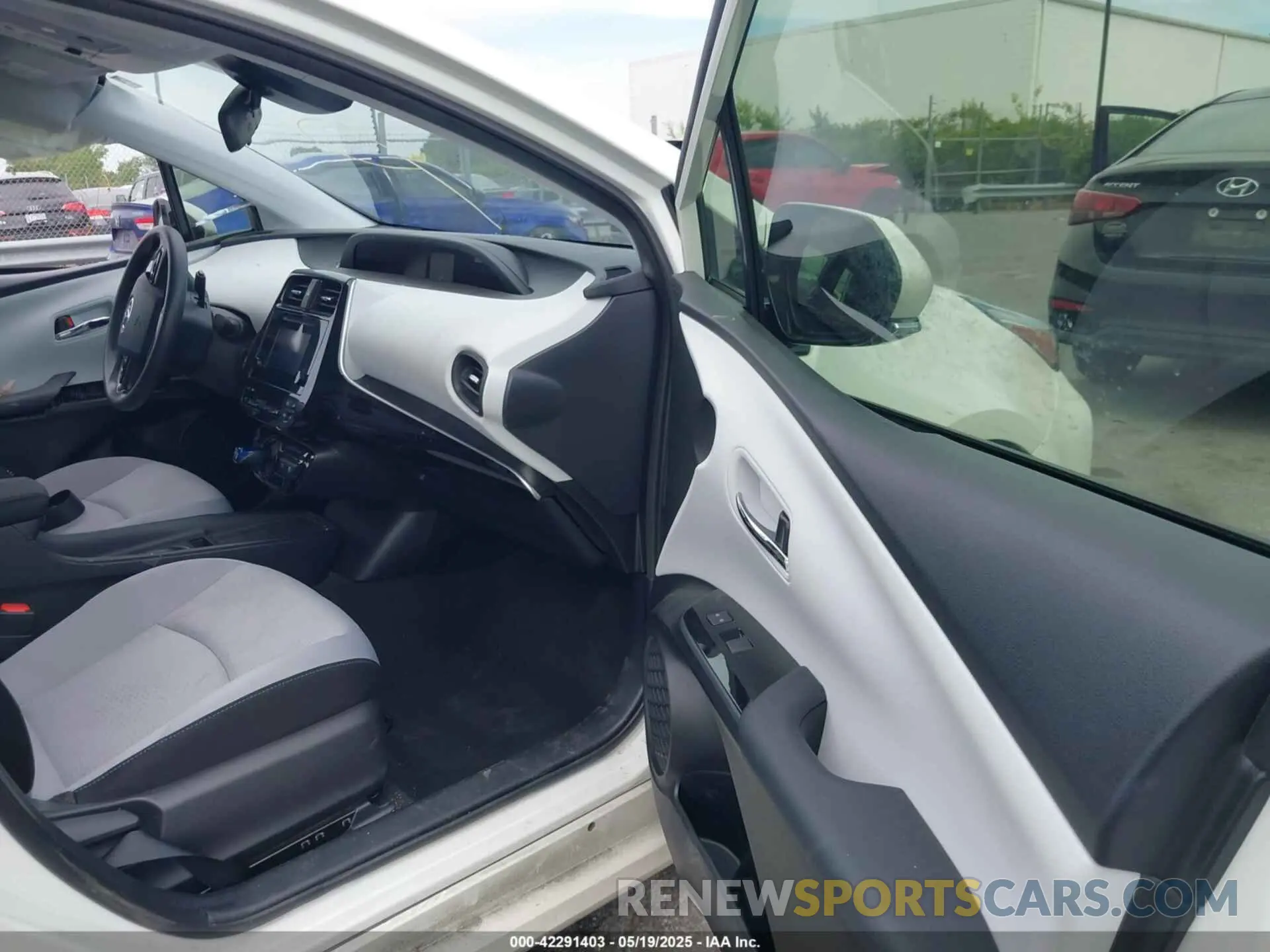 5 fotografías del automóvil dañado JTDKARFU3K3102222 TOYOTA PRIUS 2019