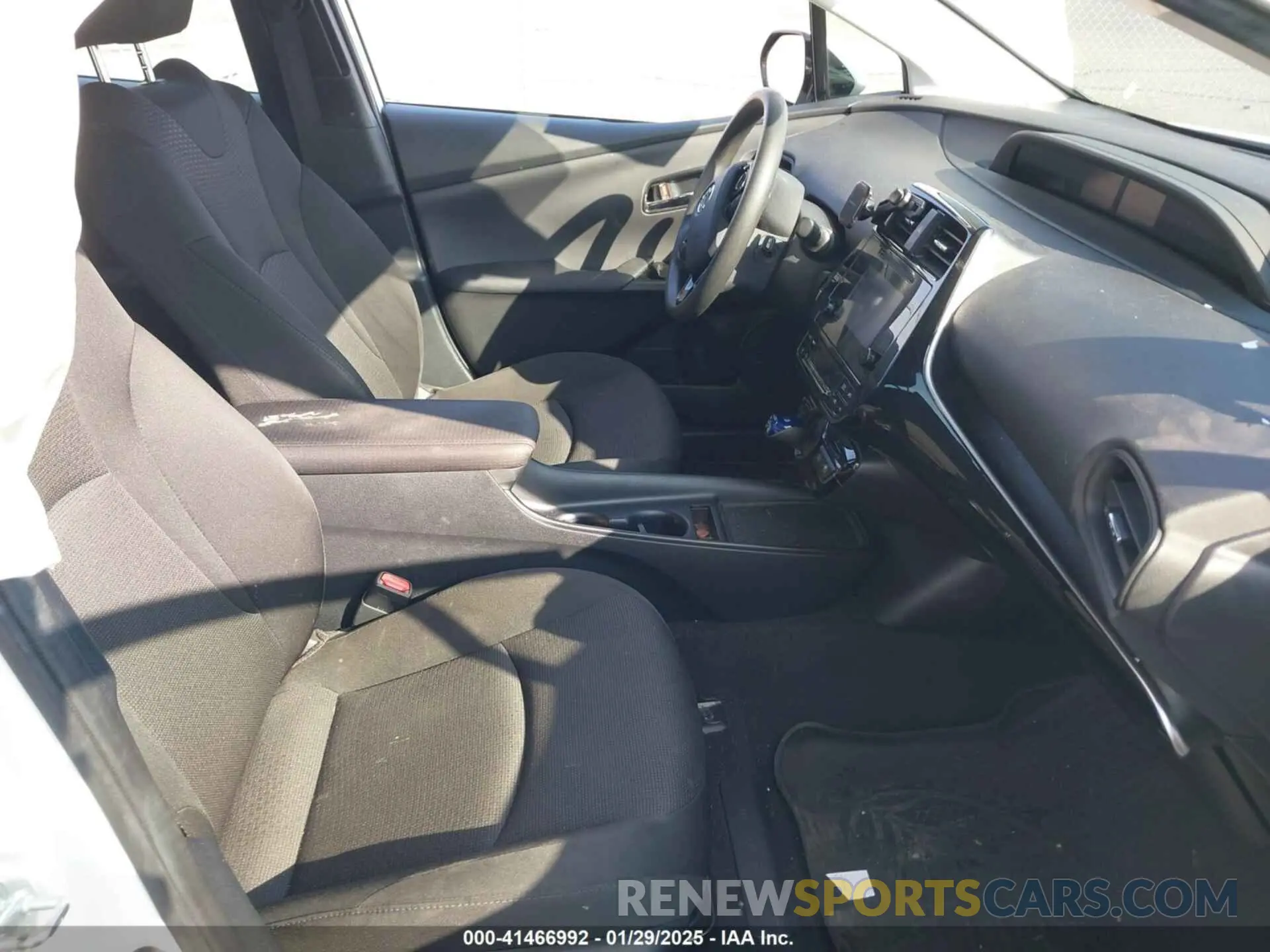 5 fotografías del automóvil dañado JTDKARFU5K3081941 TOYOTA PRIUS 2019