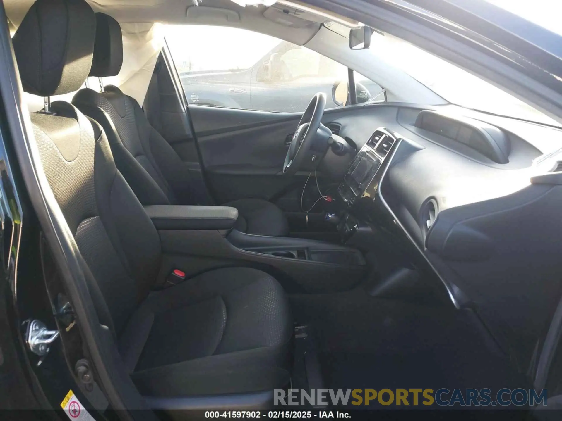 5 fotografías del automóvil dañado JTDKARFU9K3070621 TOYOTA PRIUS 2019