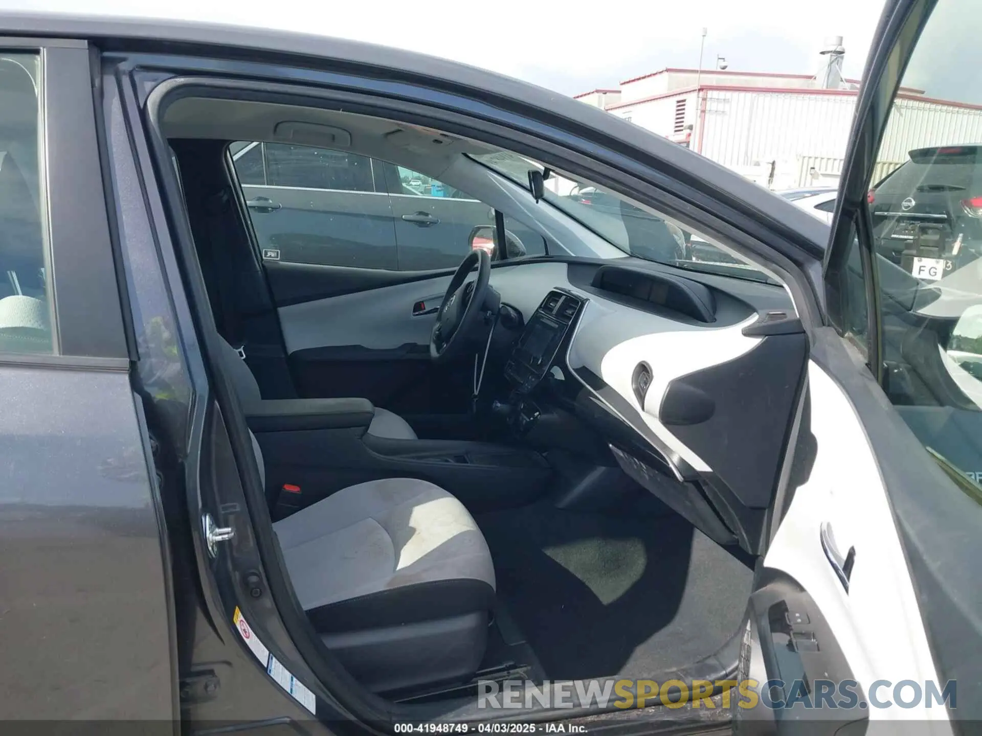 5 fotografías del automóvil dañado JTDL9RFUXK3005094 TOYOTA PRIUS 2019