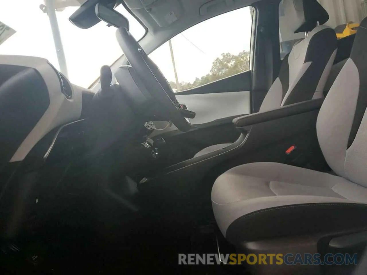 7 fotografías del automóvil dañado JTDKARFU2L3103993 TOYOTA PRIUS 2020