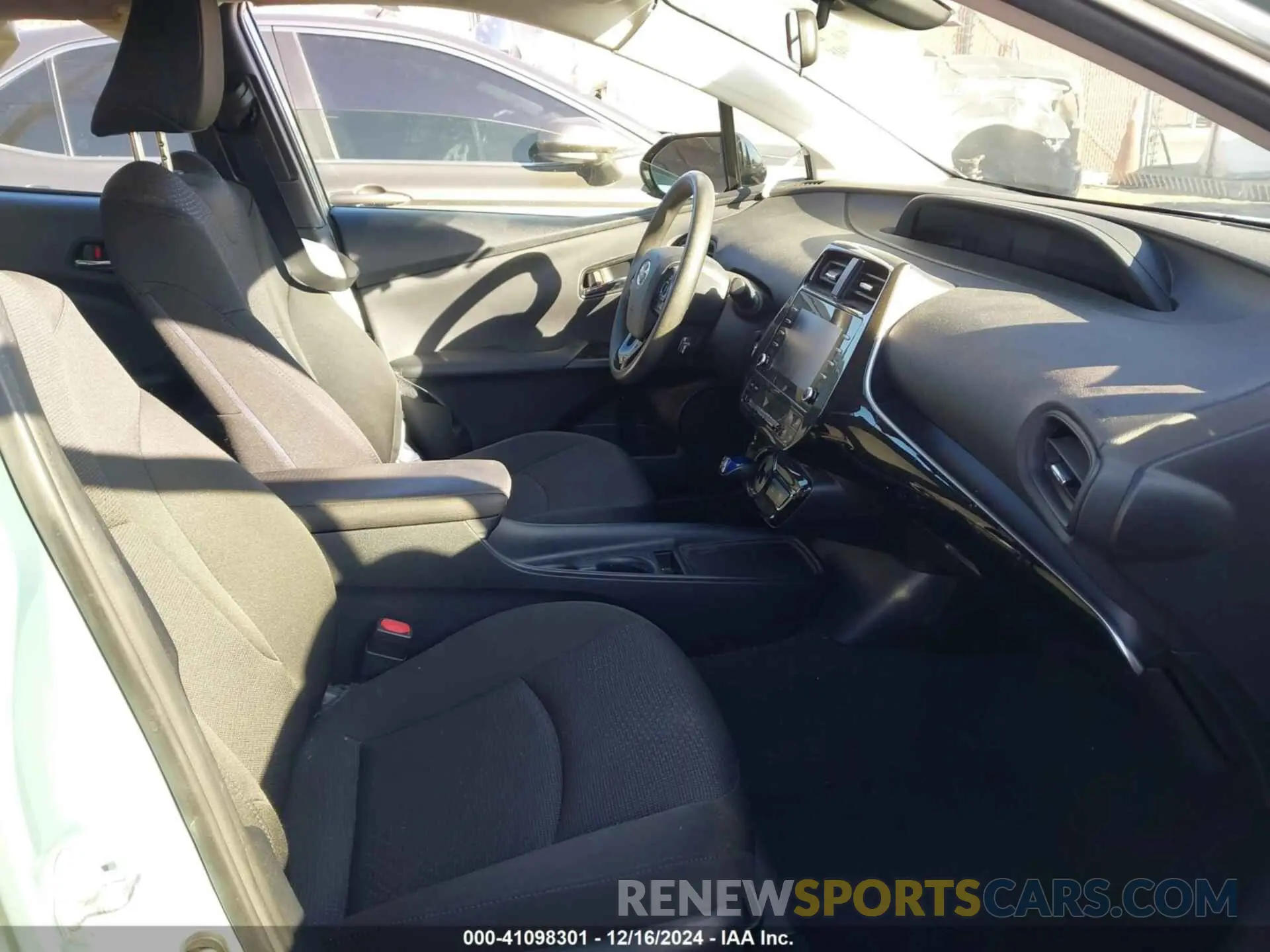 5 fotografías del automóvil dañado JTDKARFU2L3118302 TOYOTA PRIUS 2020