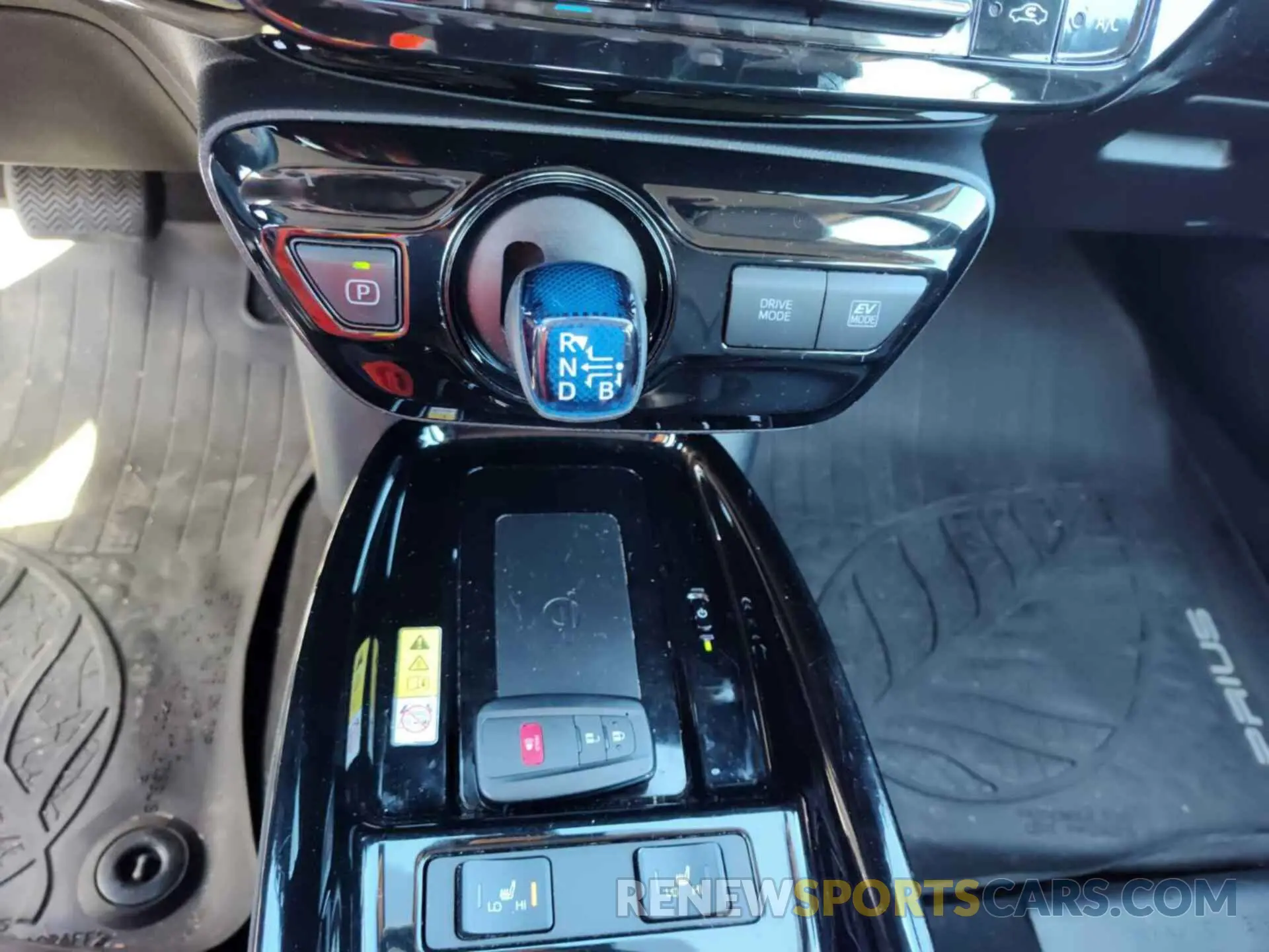 11 fotografías del automóvil dañado JTDKARFU5L3116043 TOYOTA PRIUS 2020