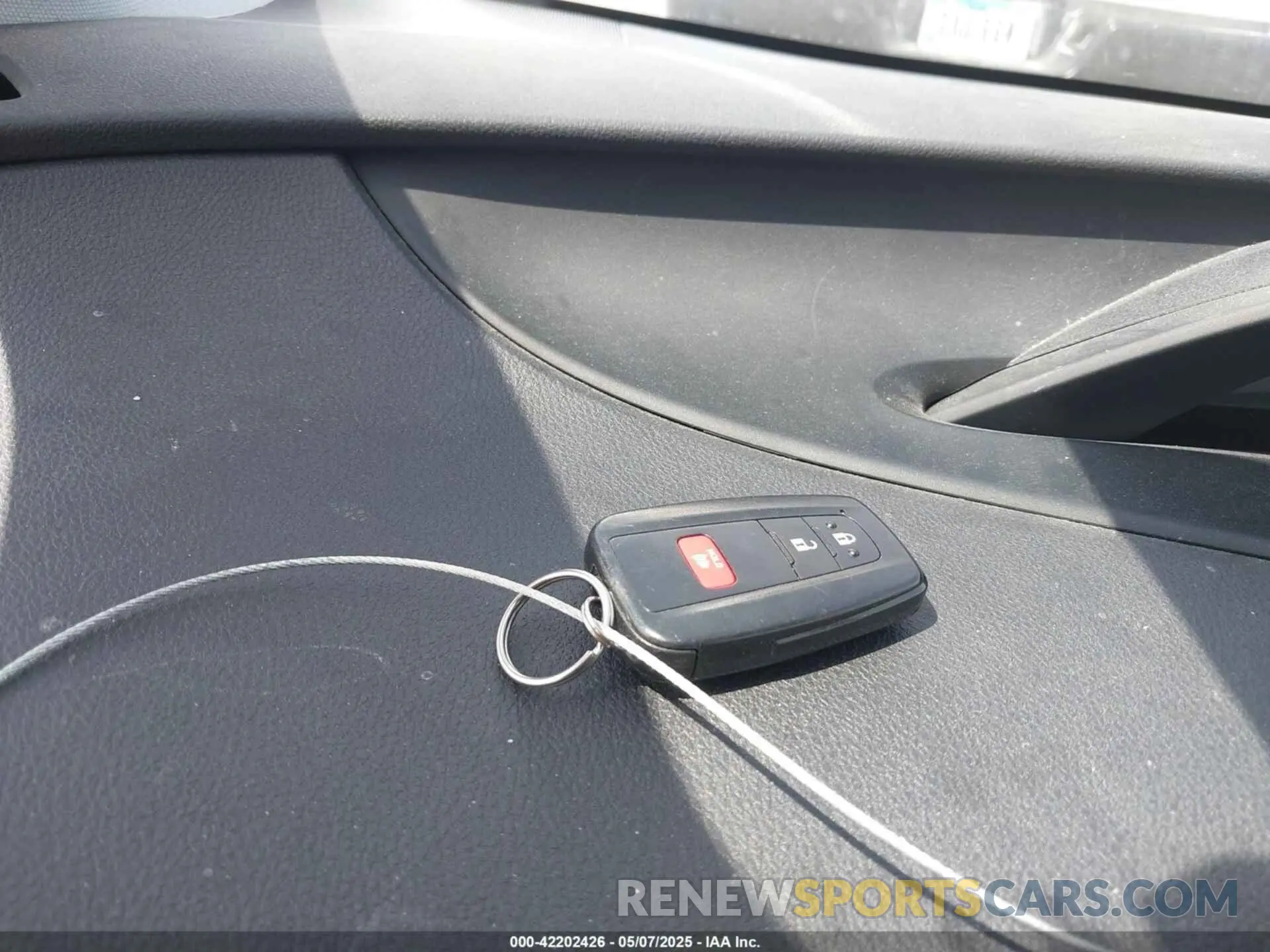 11 fotografías del automóvil dañado JTDKARFU5L3117287 TOYOTA PRIUS 2020