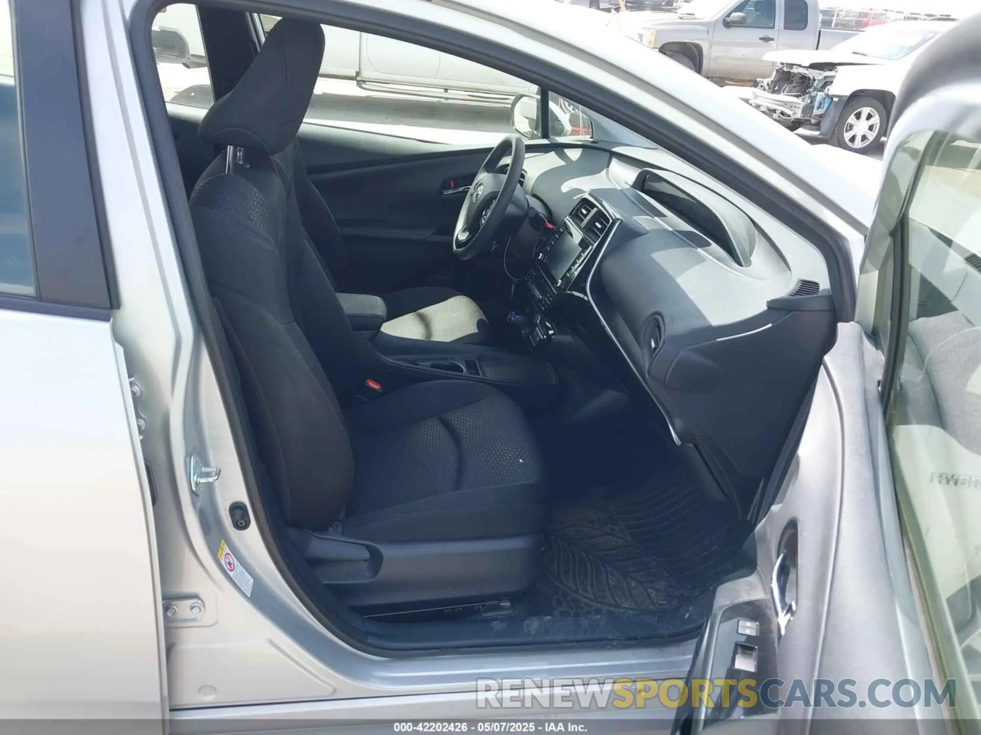5 fotografías del automóvil dañado JTDKARFU5L3117287 TOYOTA PRIUS 2020