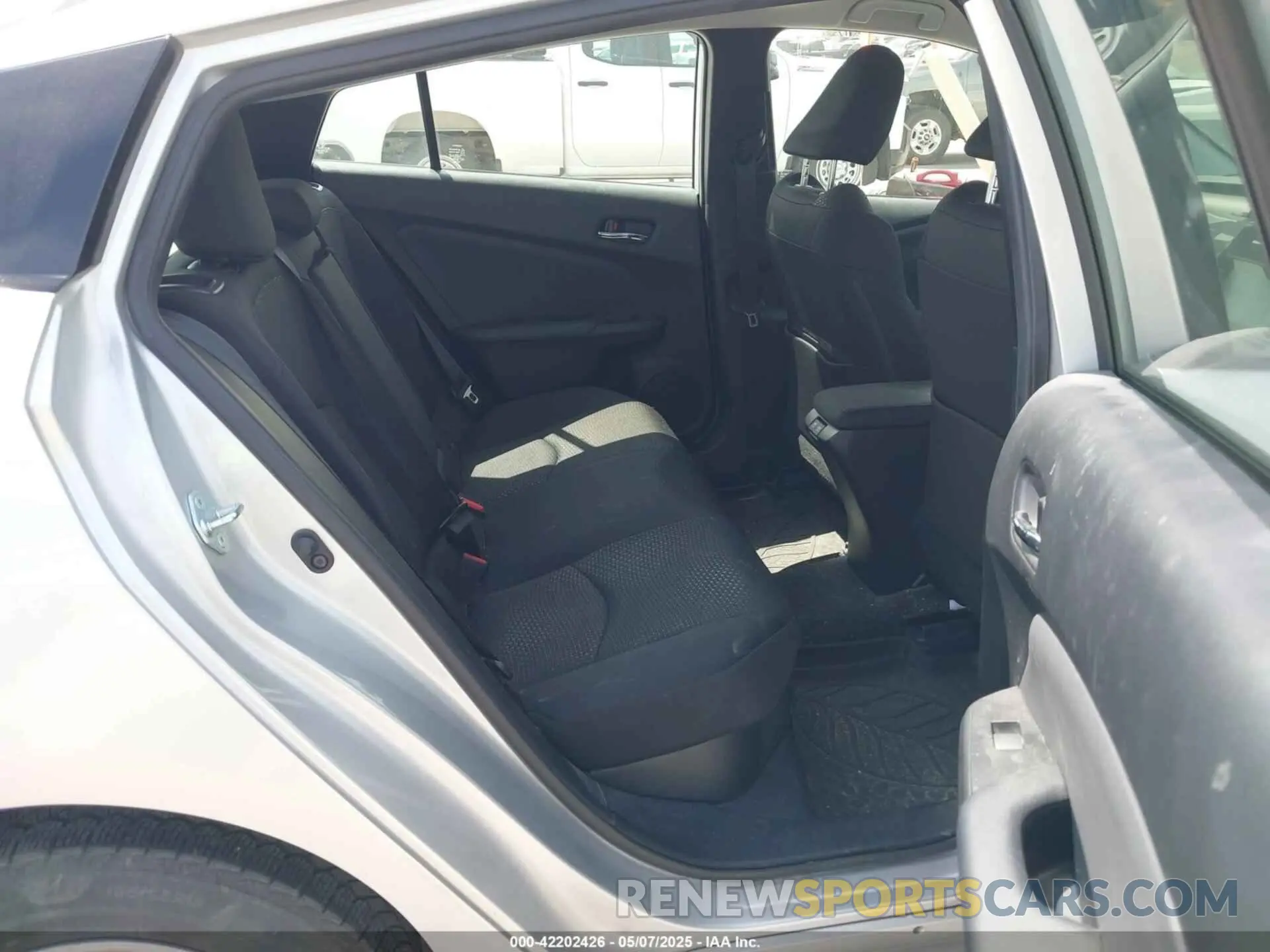 8 fotografías del automóvil dañado JTDKARFU5L3117287 TOYOTA PRIUS 2020