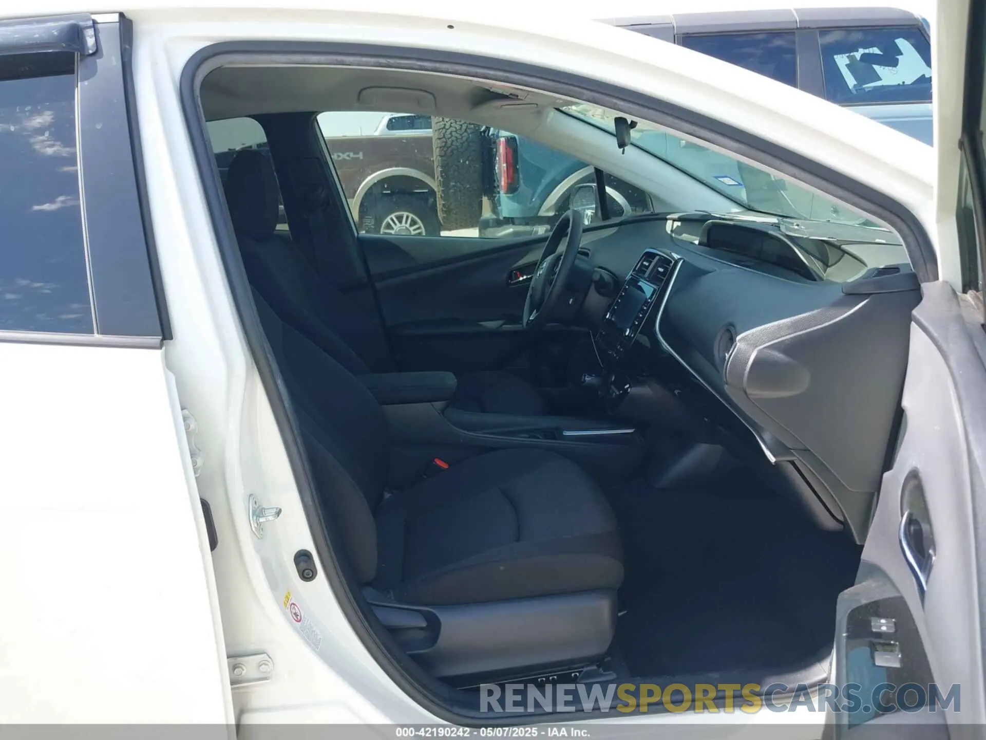 5 fotografías del automóvil dañado JTDKARFU8L3126291 TOYOTA PRIUS 2020