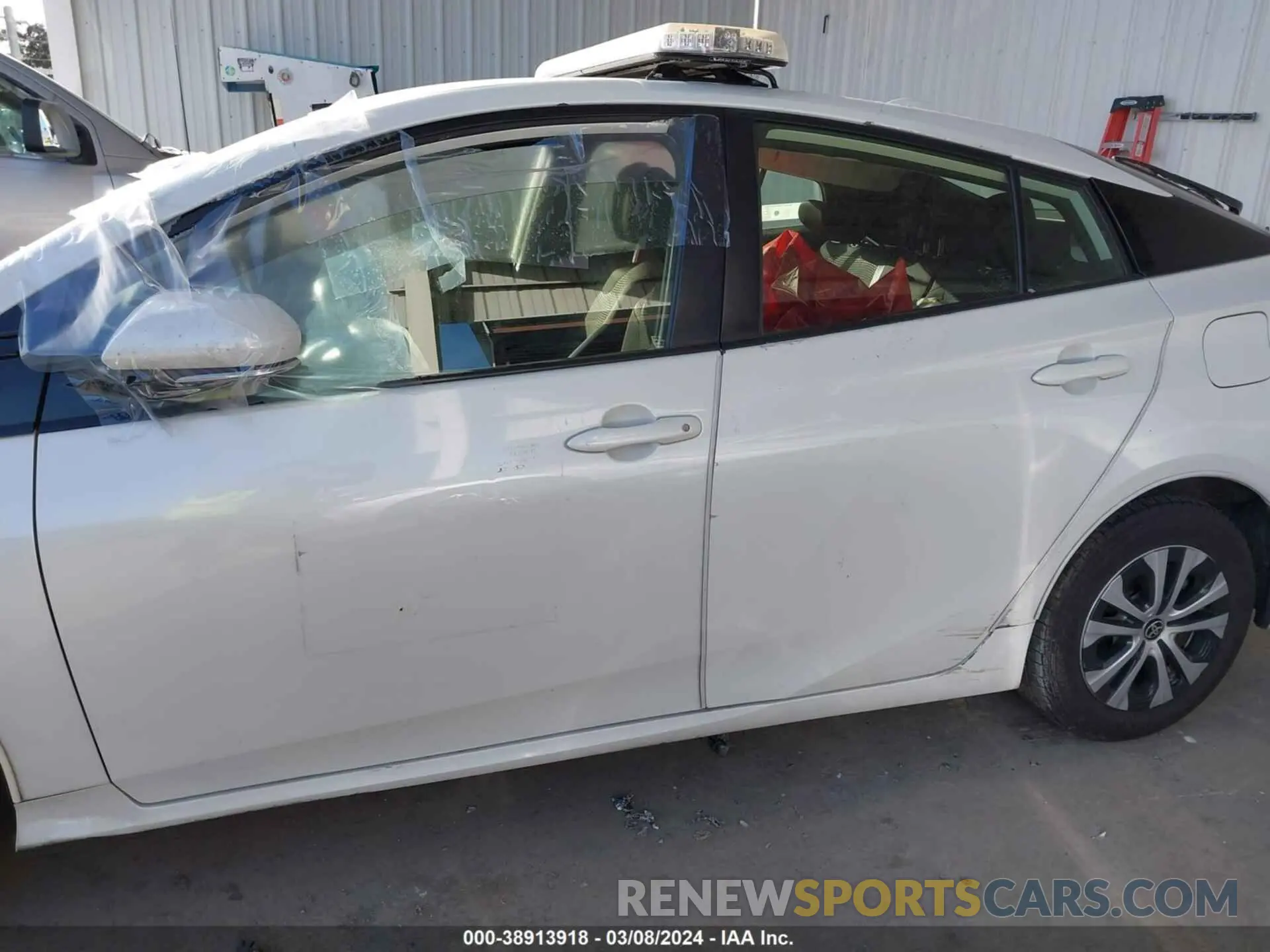15 fotografías del automóvil dañado JTDL9RFU9L3019358 TOYOTA PRIUS 2020