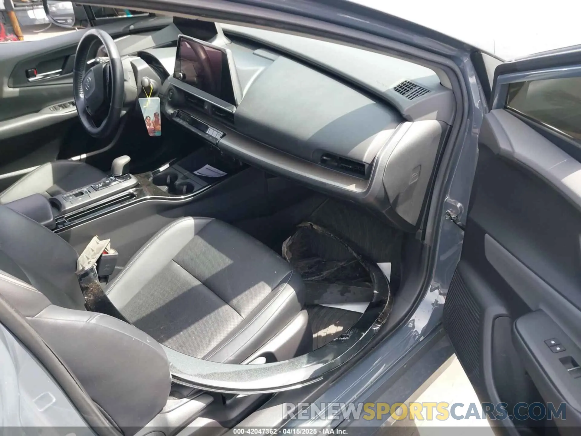 5 fotografías del automóvil dañado JTDACAAUXP3006206 TOYOTA PRIUS 2023