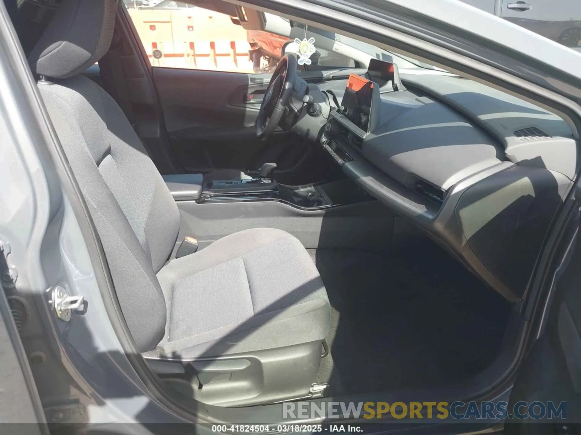 5 fotografías del automóvil dañado JTDACAAU1R3015833 TOYOTA PRIUS 2024