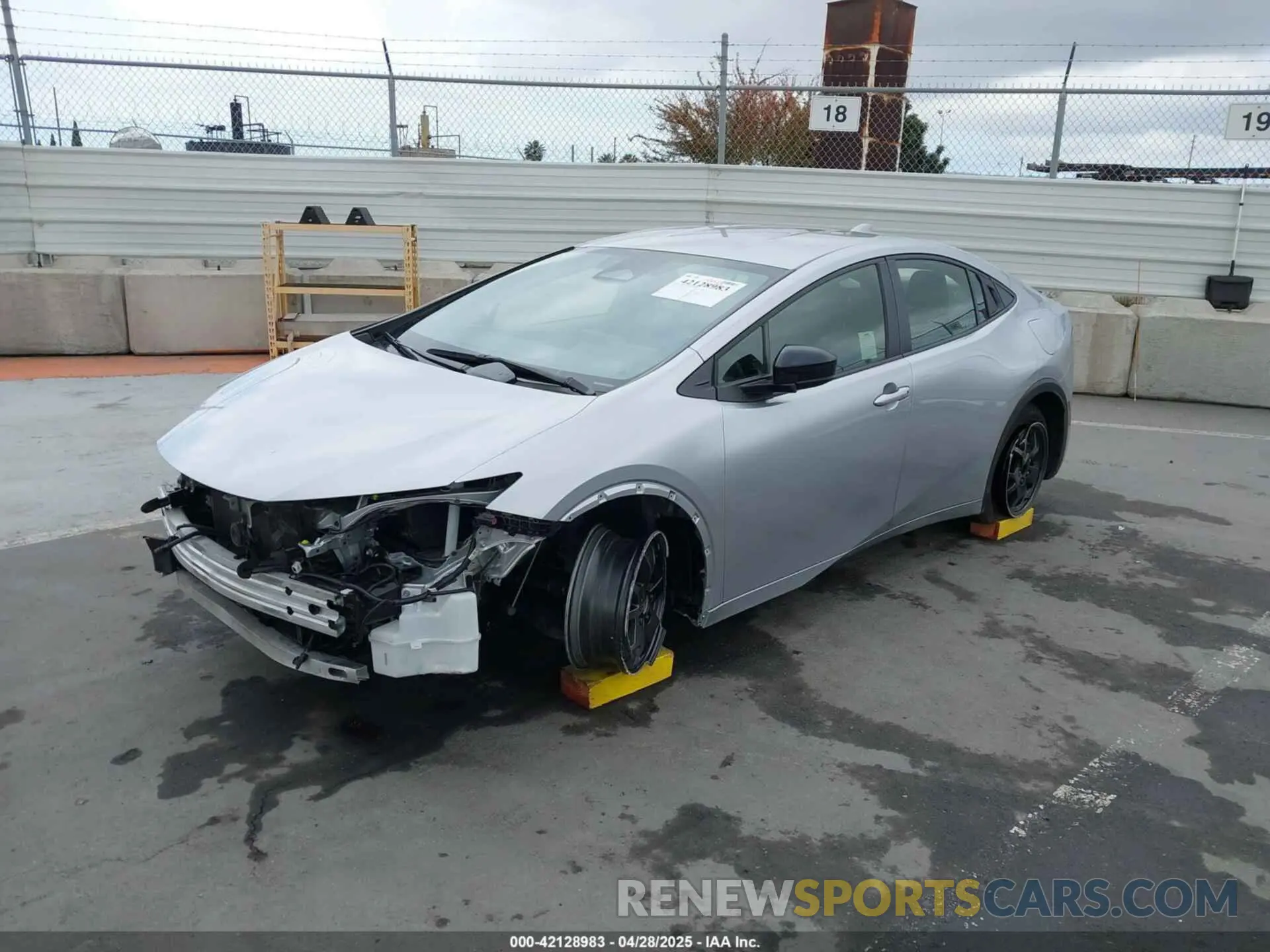2 fotografías del automóvil dañado JTDACAAU2R3019020 TOYOTA PRIUS 2024