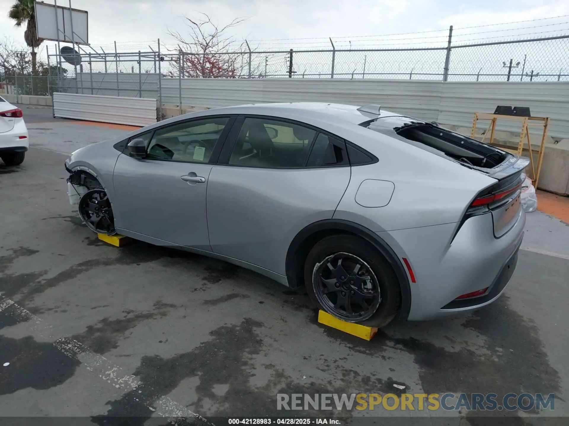 3 fotografías del automóvil dañado JTDACAAU2R3019020 TOYOTA PRIUS 2024