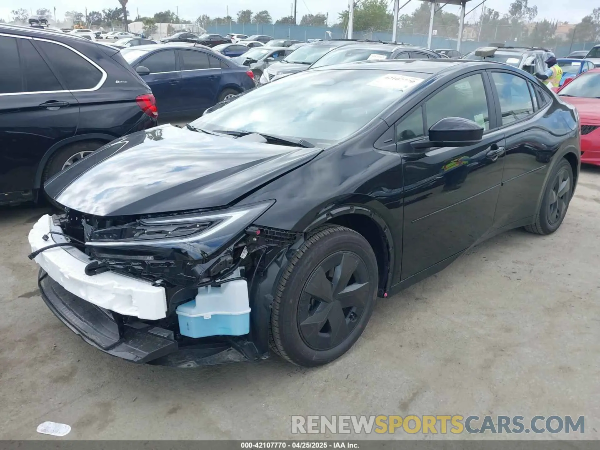 2 fotografías del automóvil dañado JTDACAAU2R3046380 TOYOTA PRIUS 2024
