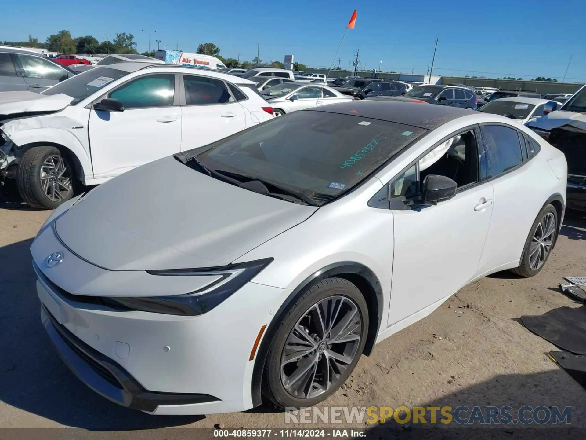 2 fotografías del automóvil dañado JTDACAAU3R3018992 TOYOTA PRIUS 2024