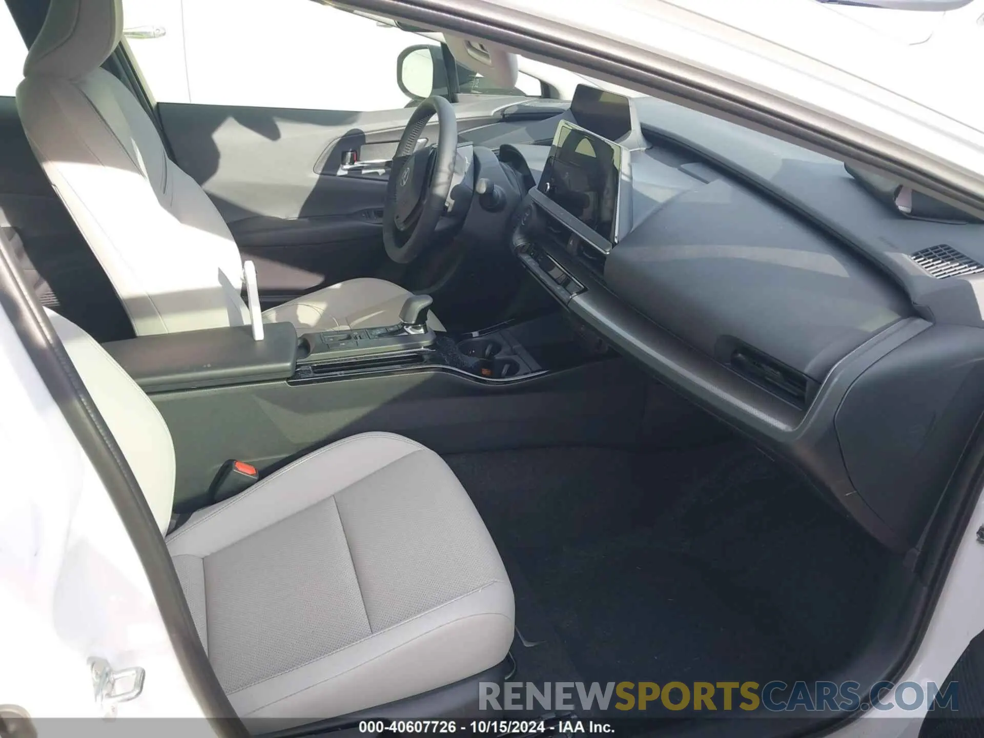 5 fotografías del automóvil dañado JTDACAAU3R3030639 TOYOTA PRIUS 2024