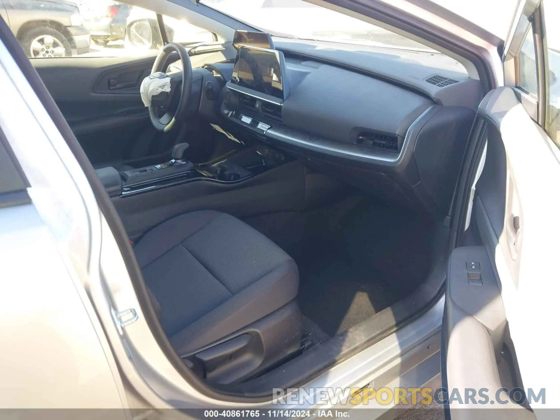 5 fotografías del automóvil dañado JTDACAAU4R3017916 TOYOTA PRIUS 2024