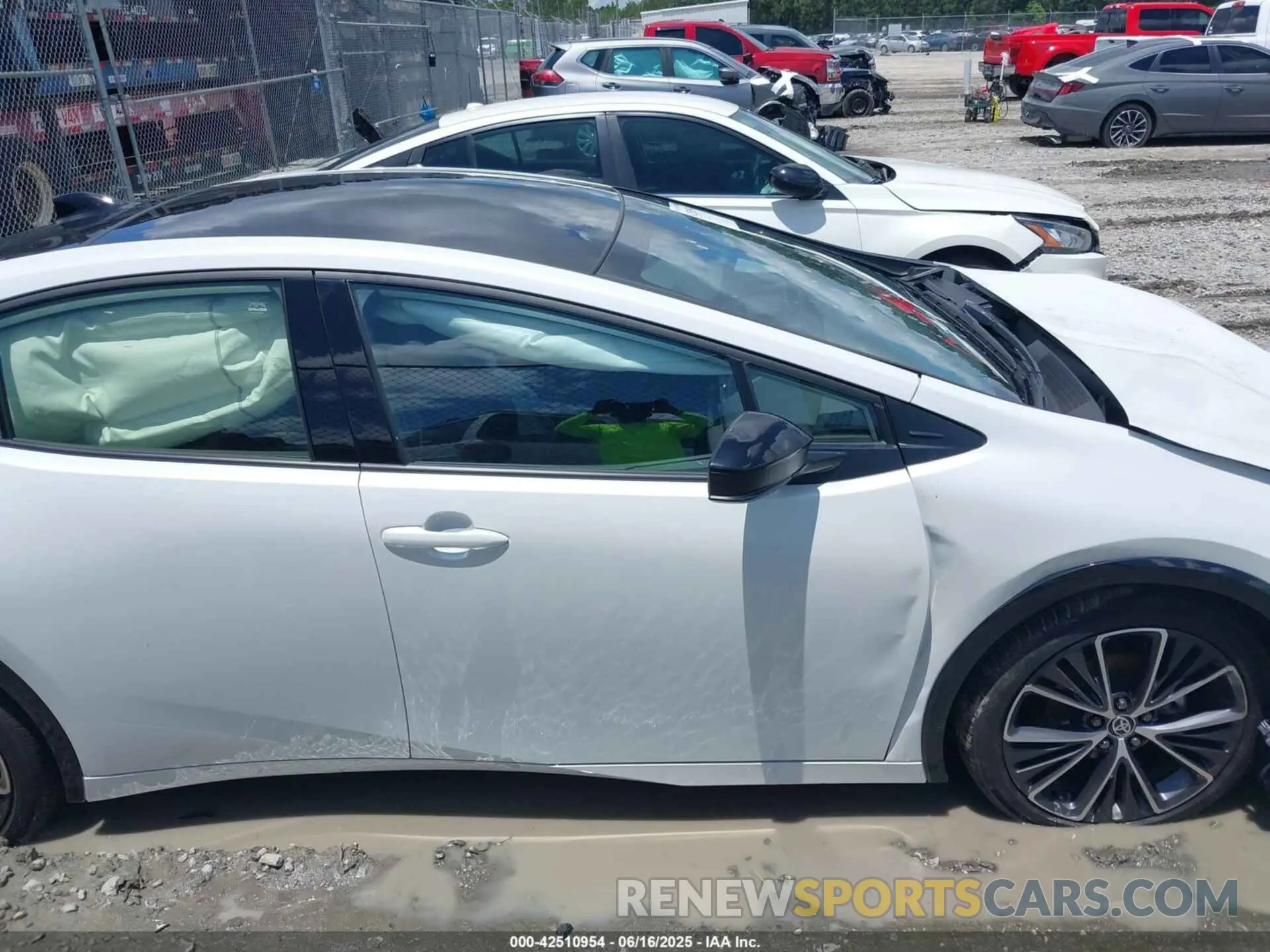12 fotografías del automóvil dañado JTDACAAU4R3039625 TOYOTA PRIUS 2024