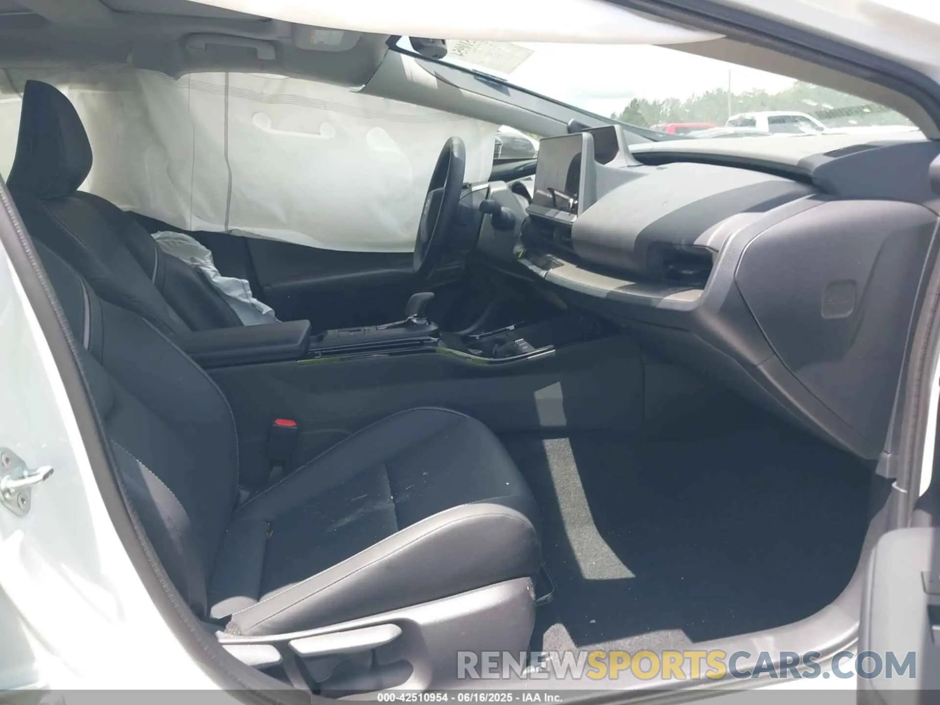 5 fotografías del automóvil dañado JTDACAAU4R3039625 TOYOTA PRIUS 2024
