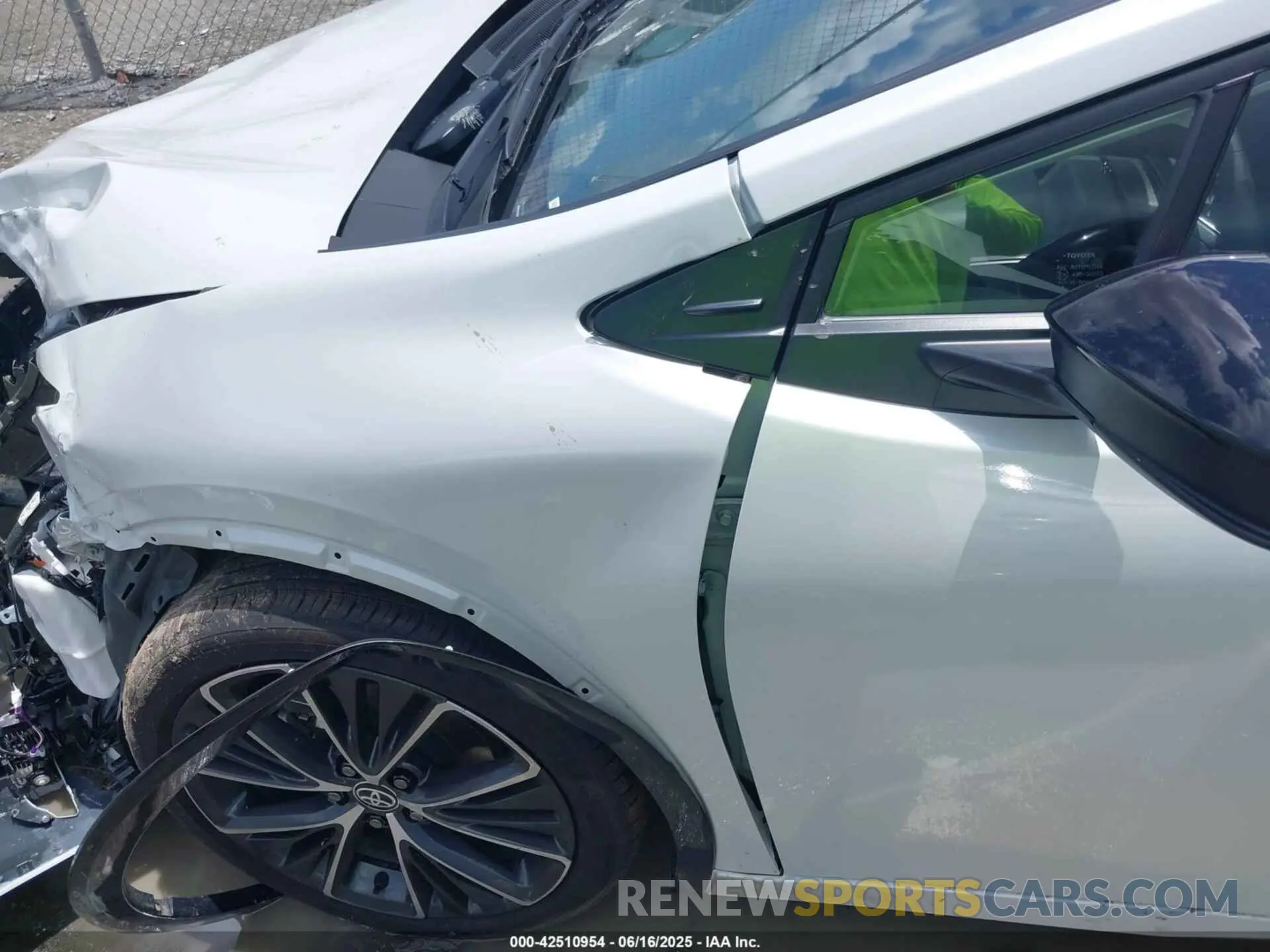 6 fotografías del automóvil dañado JTDACAAU4R3039625 TOYOTA PRIUS 2024