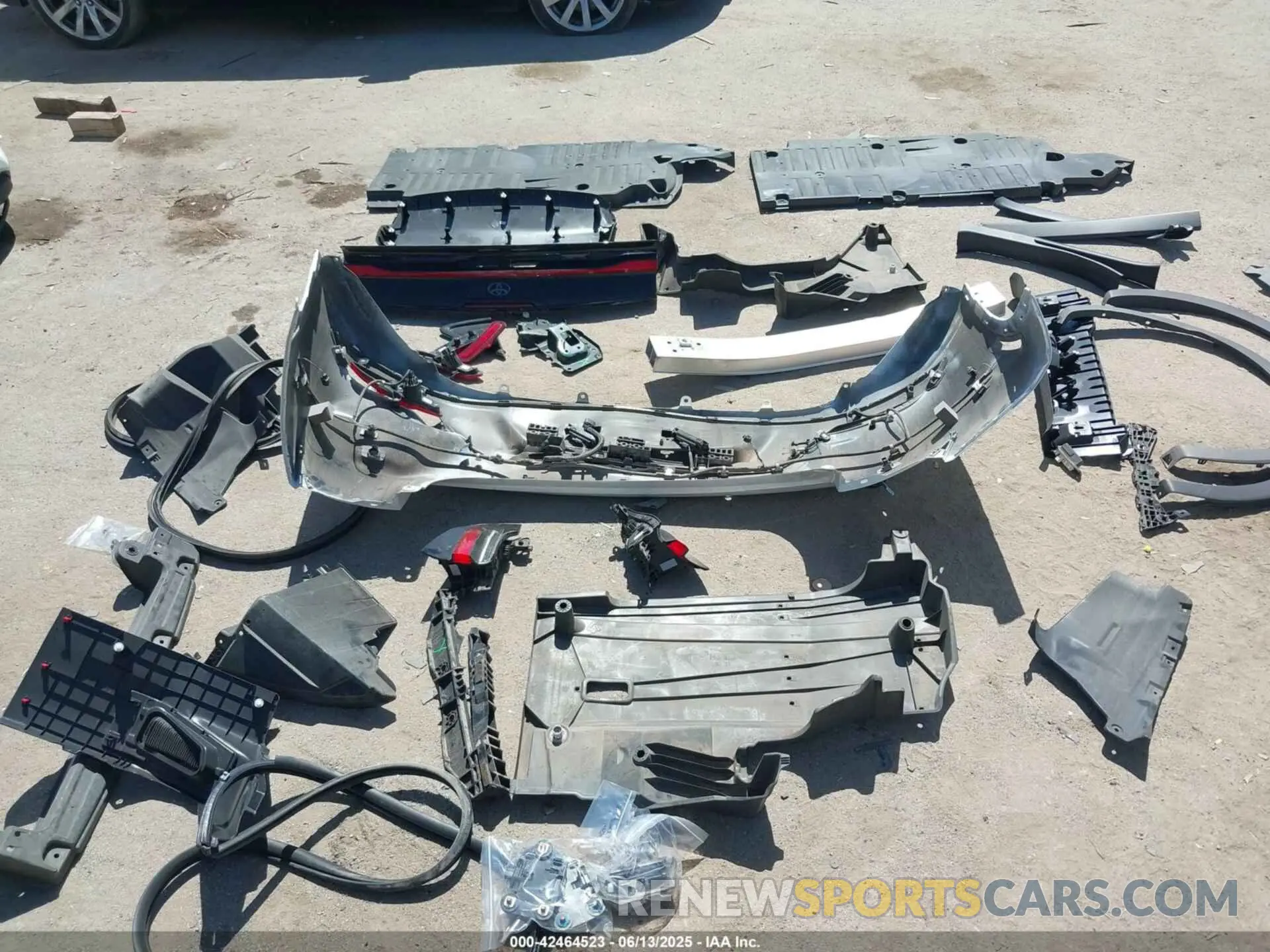 12 fotografías del automóvil dañado JTDACAAU5R3046244 TOYOTA PRIUS 2024