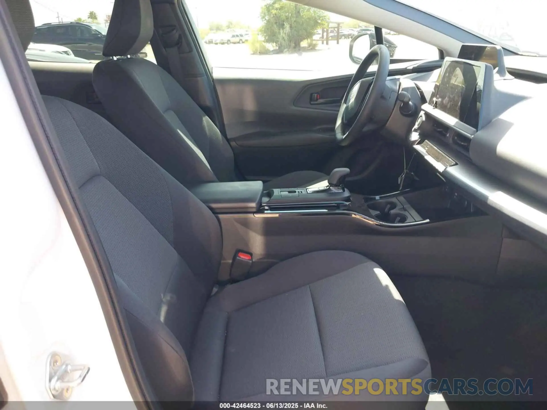 5 fotografías del automóvil dañado JTDACAAU5R3046244 TOYOTA PRIUS 2024